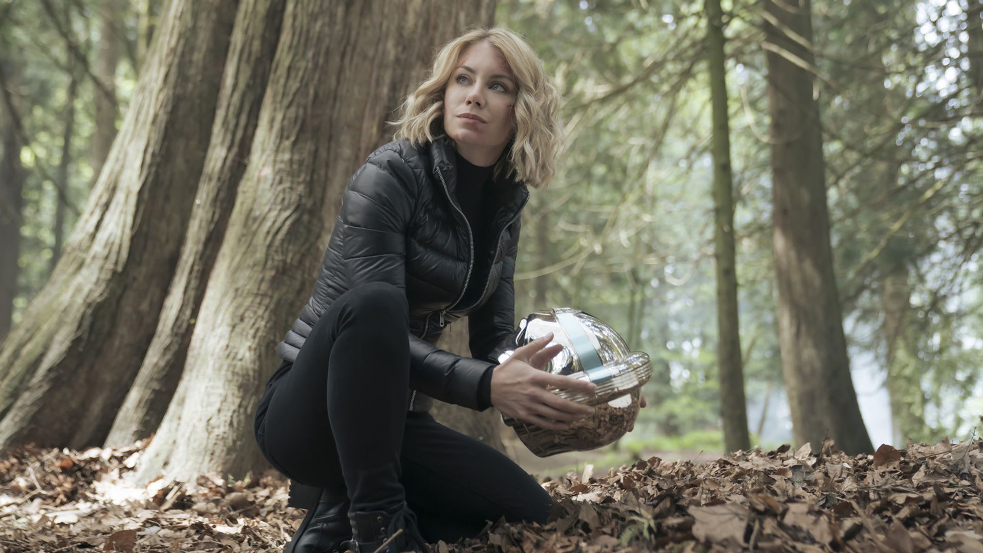 Jennifer Holland na série Peacemaker