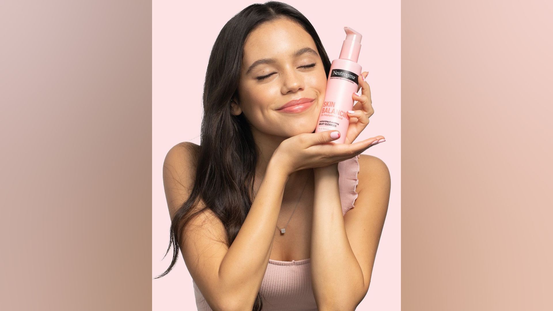 Jenna Ortega num anúncio da Neutrogena