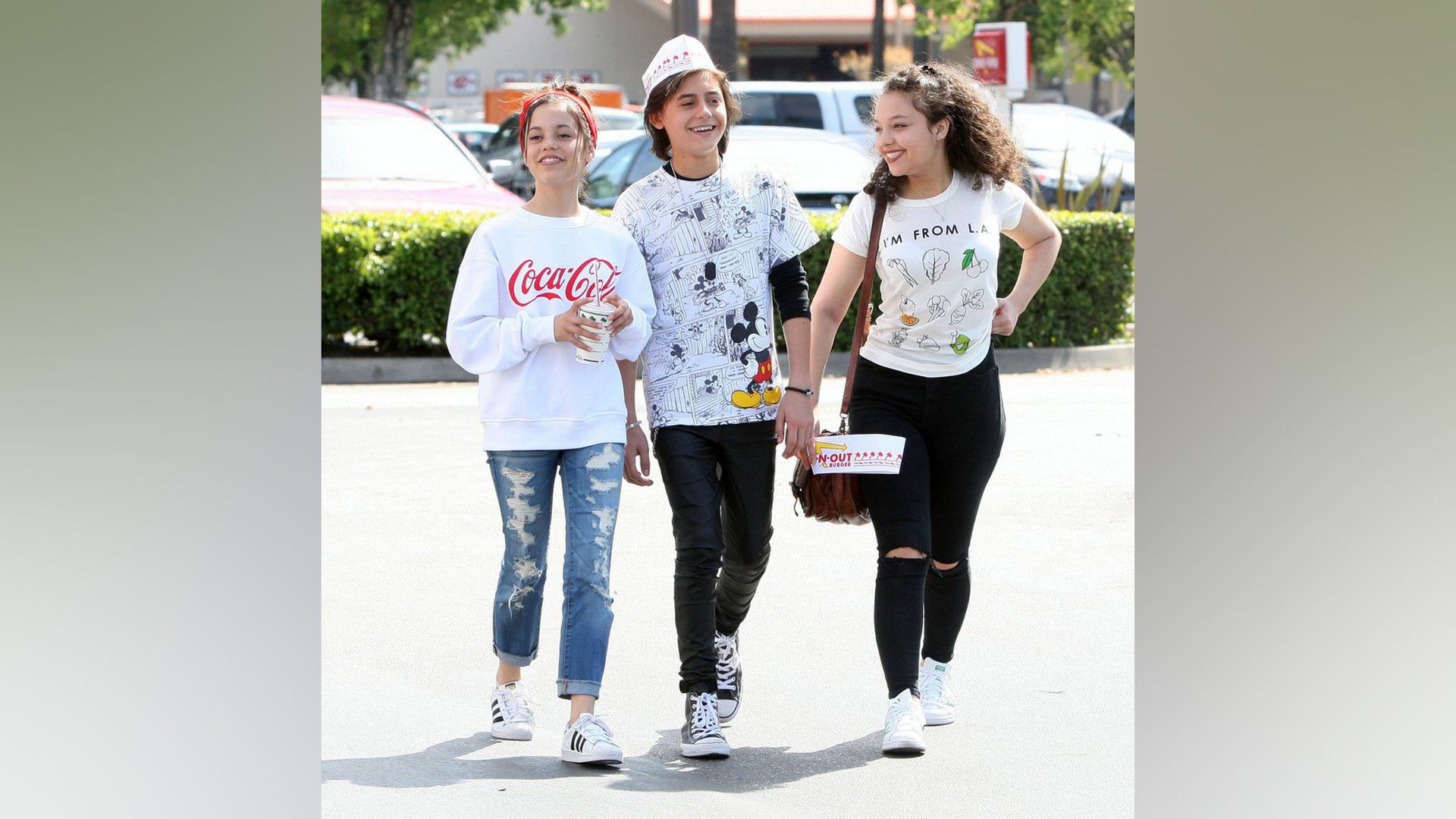 Jenna Ortega numa caminhada com amigos