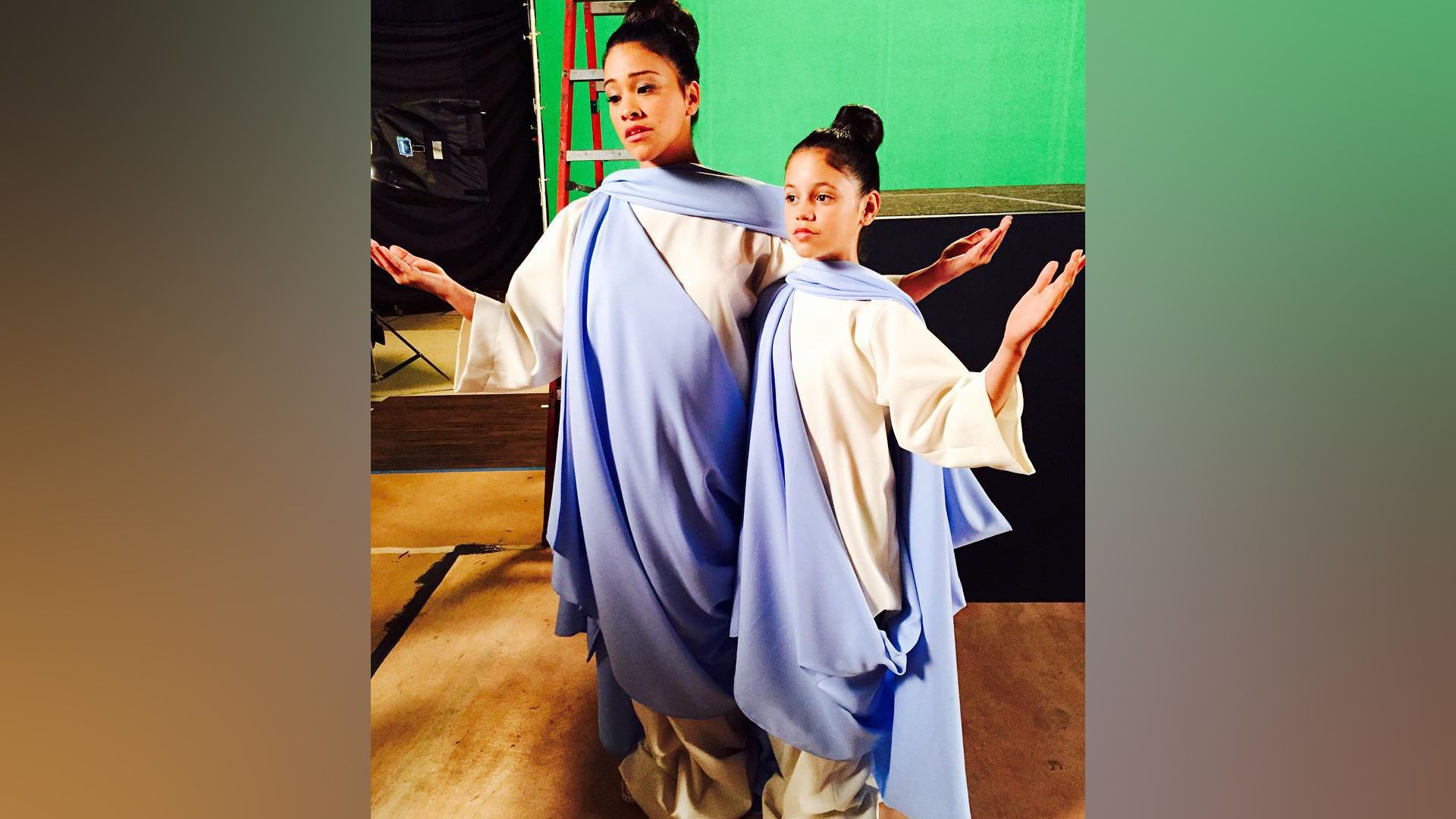 Jenna Ortega no set da série 'Jane the Virgin'