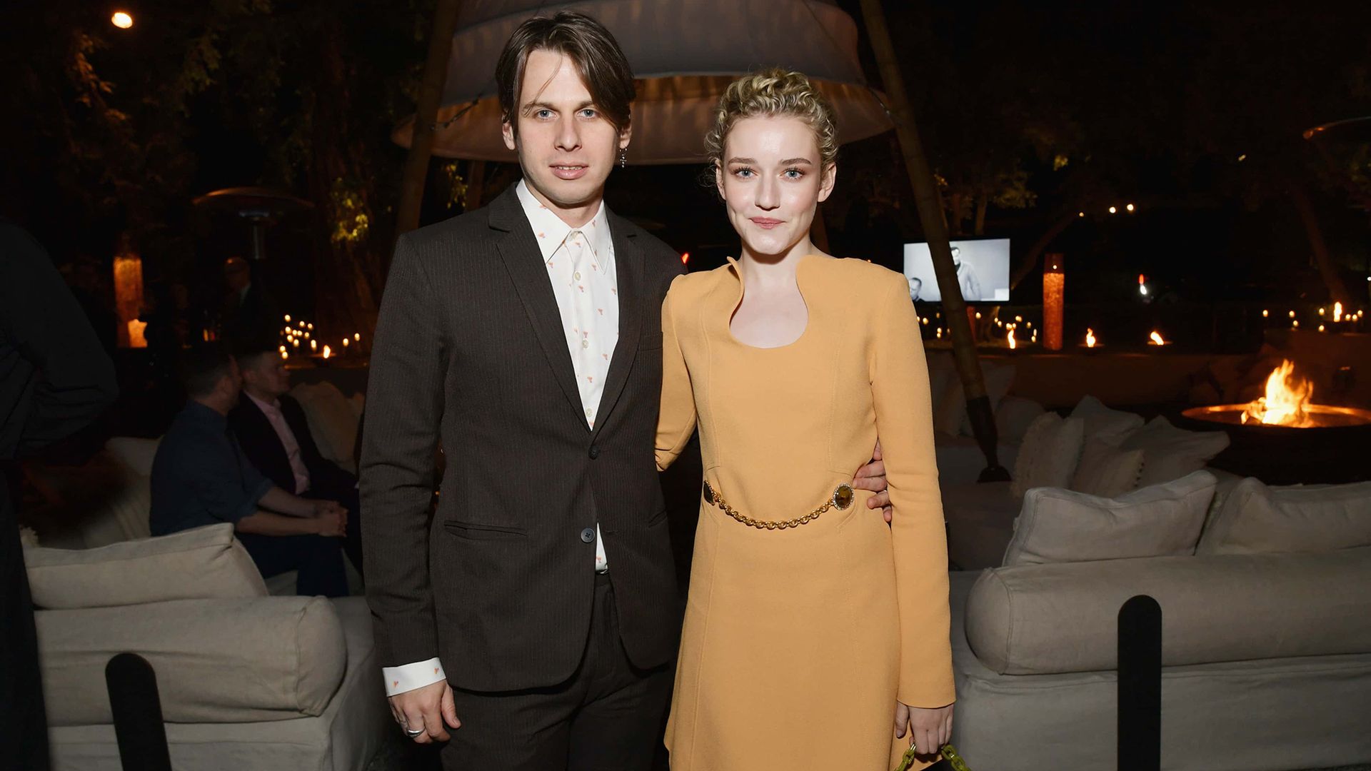 Julia Garner e o seu marido Mark Foster