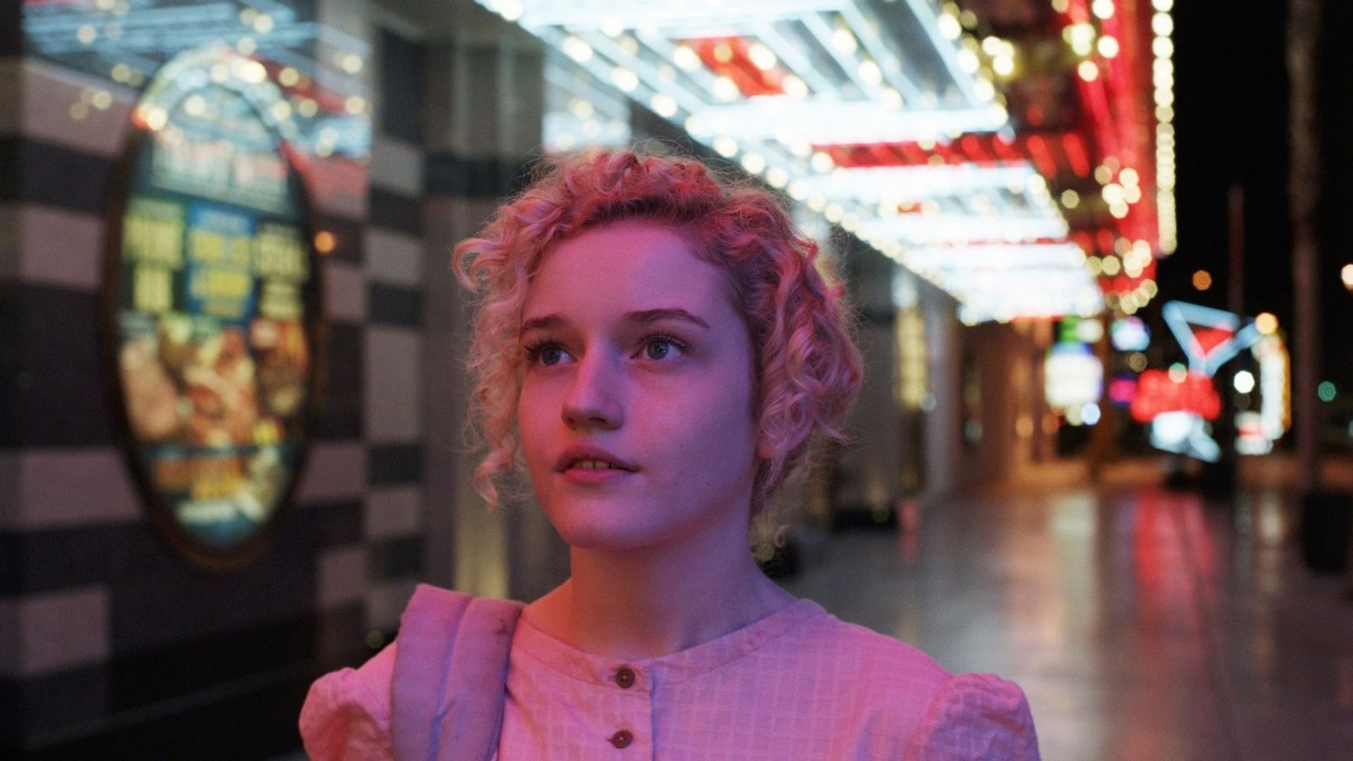 Julia Garner no filme "Electrick Children"