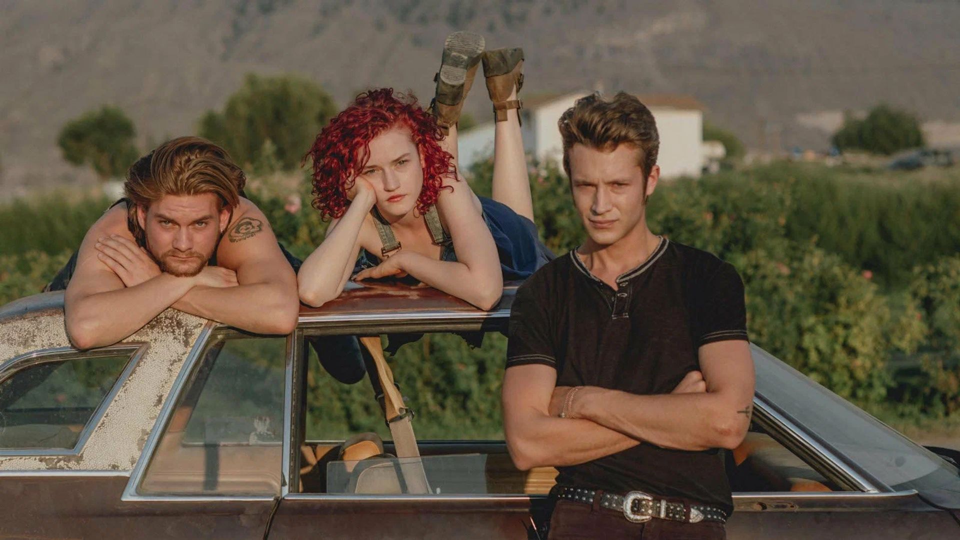 Julia Garner no filme 'Tomato Red'