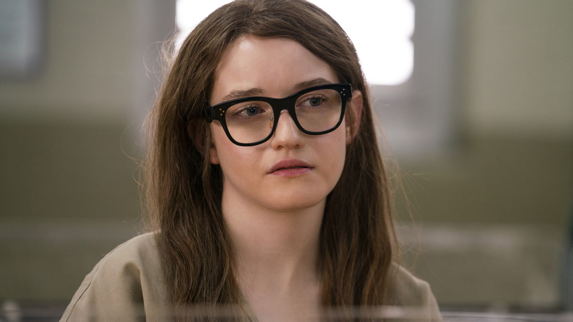 Julia Garner na série "Inventing Anna"