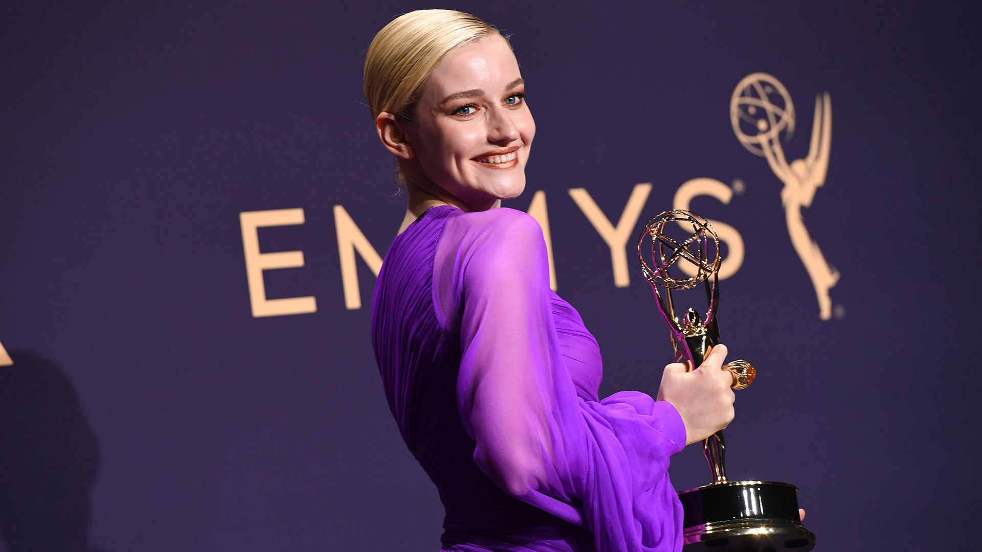 Julia Garner com um Emmy Award pelo seu papel na série 'Ozark'
