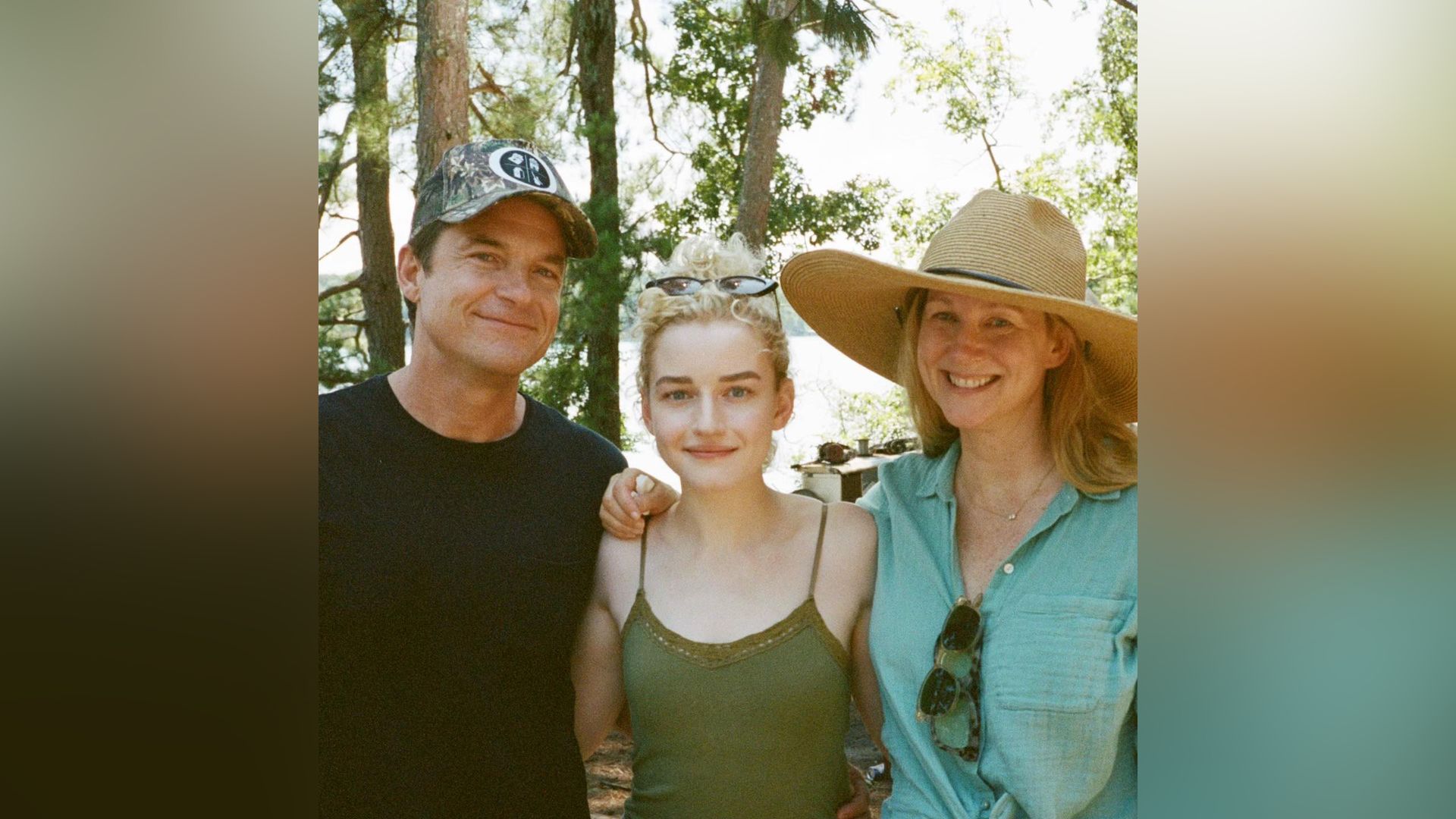 Julia Garner com os seus colegas da série Ozark