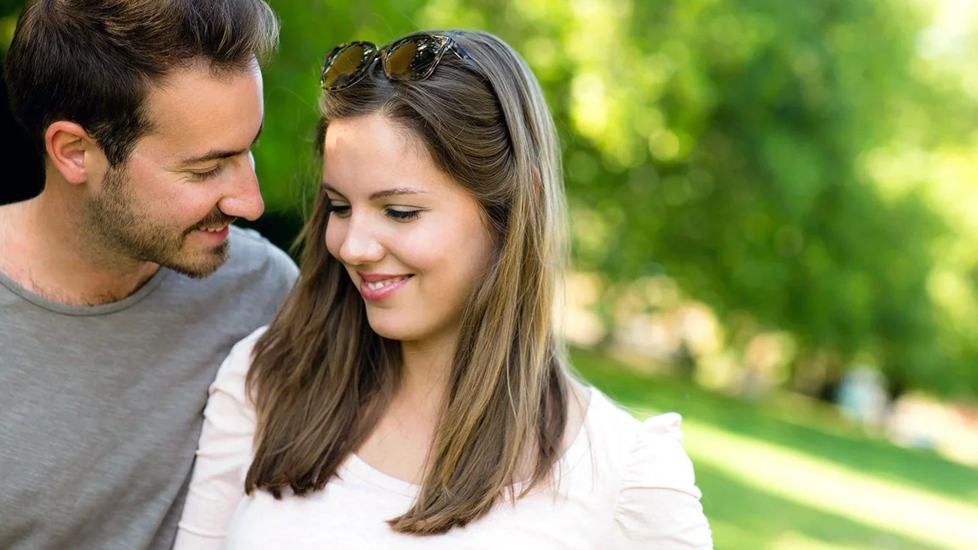 A mulher de Aquário conquistará facilmente o homem de Virgem com charme e inteligência