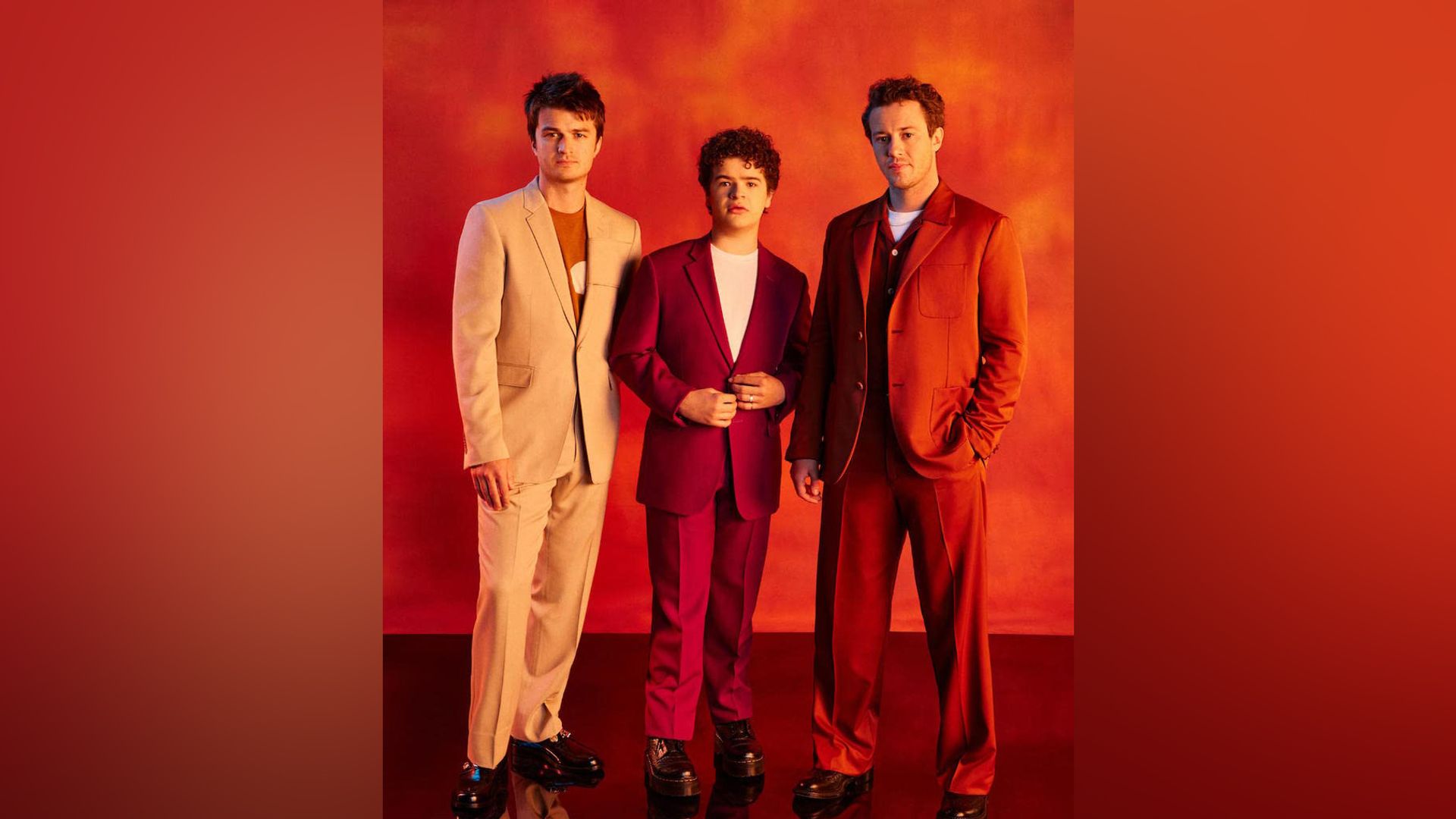 Joseph Quinn com colegas da série "Stranger Things"
