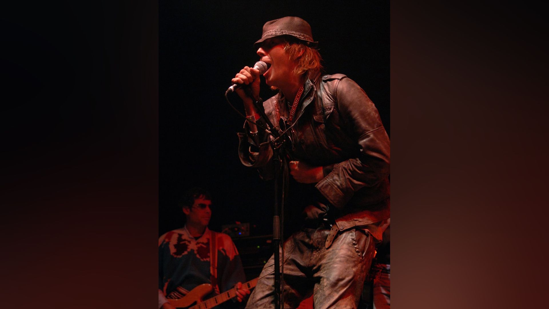 Rhys Ifans durante um concerto da banda The Peth