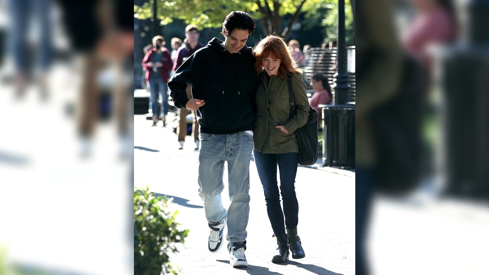 Sebastian Stan e Julianne Moore no set de Sharper