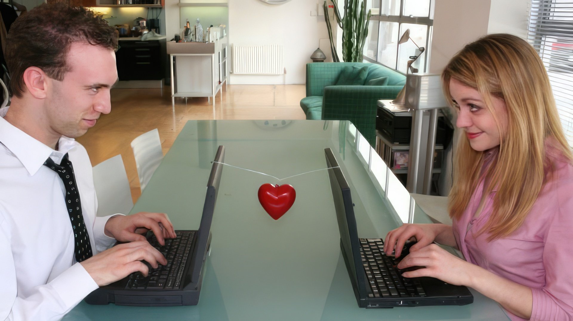 Um romance no escritório pode surgir entre eles
