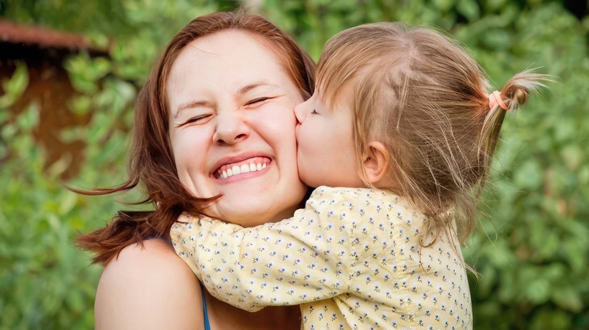 A mãe Gémeos dá ao filho positividade e diversão