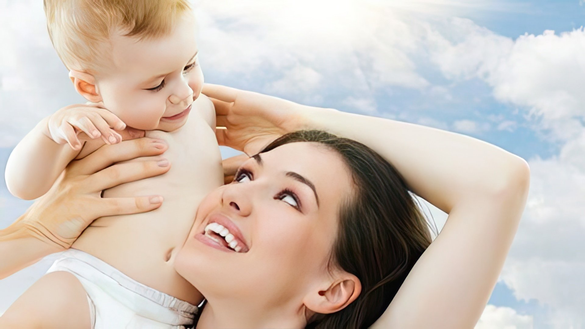 Uma mulher Gémeos mima os seus filhos