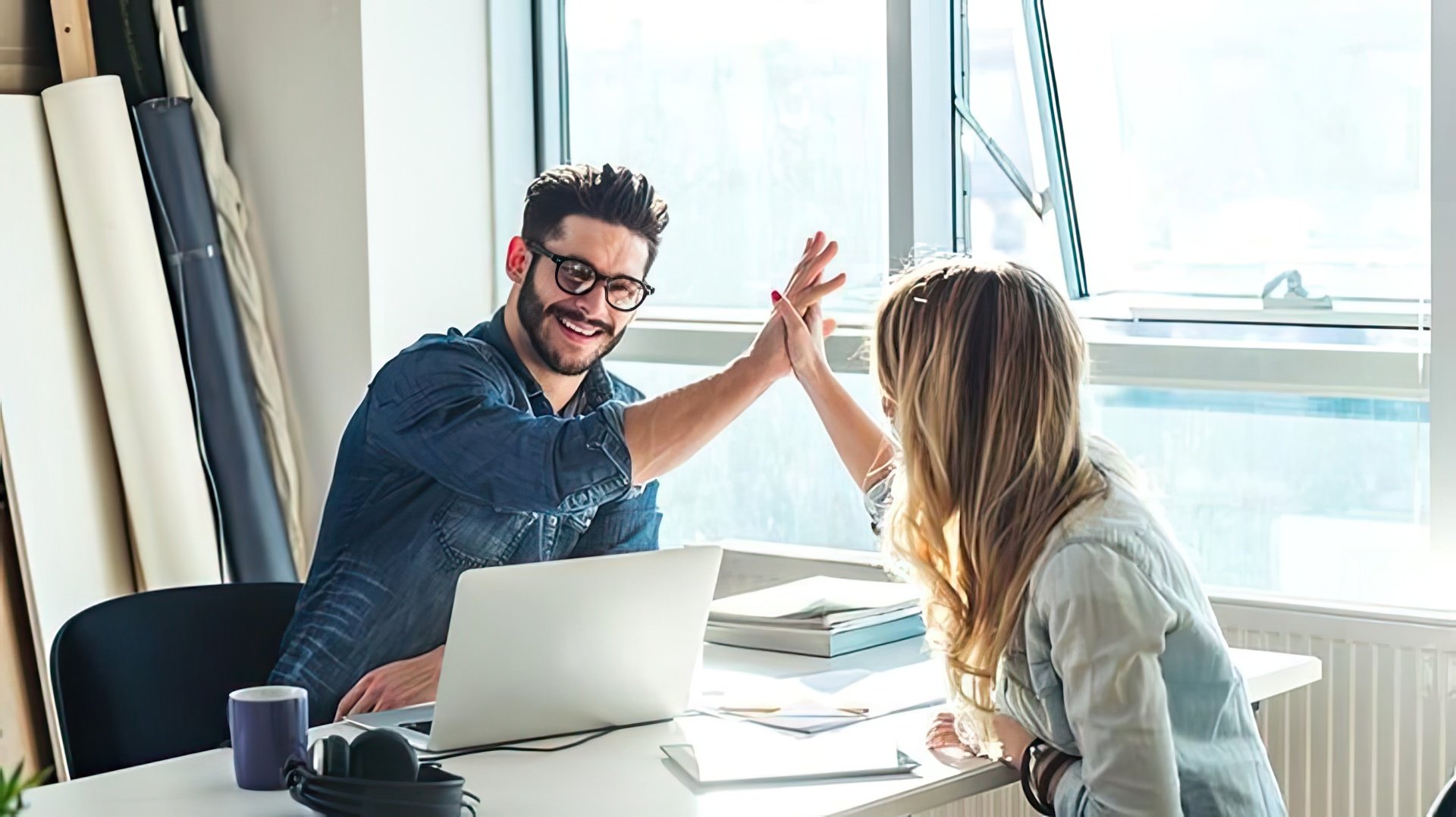 Relações de trabalho bem-sucedidas entre colegas Aquário e Leão