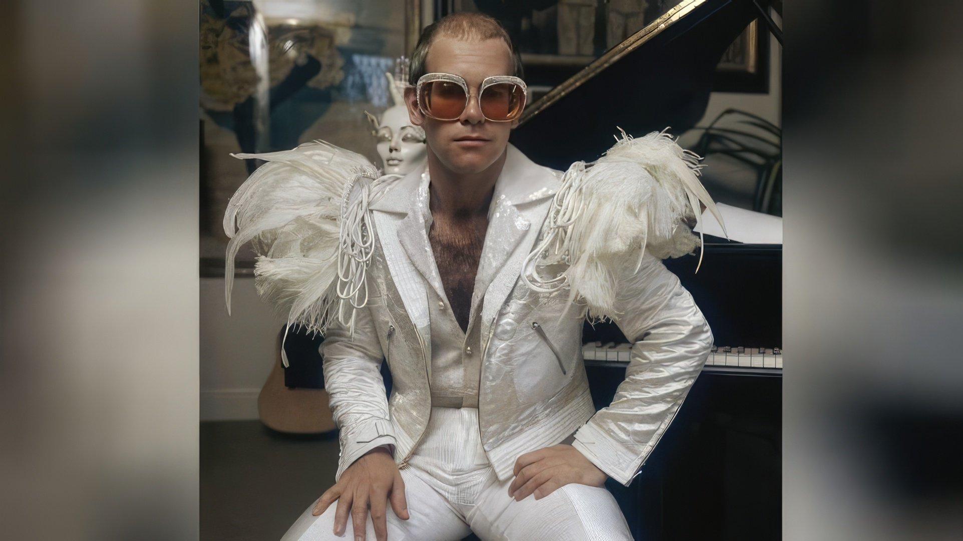Elton teve uma relação difícil com álcool e drogas