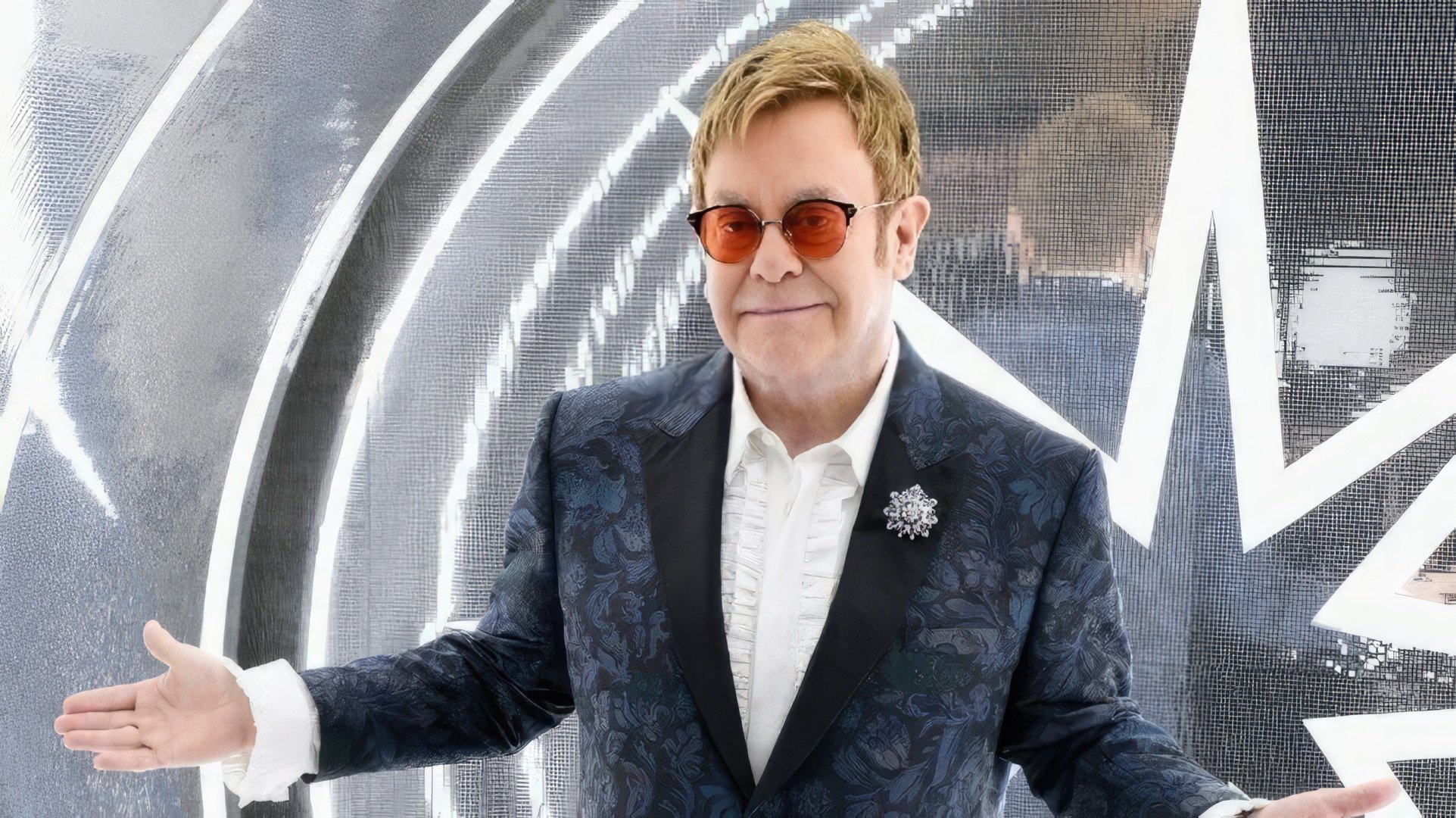 Elton John continua a sua atividade de concertos
