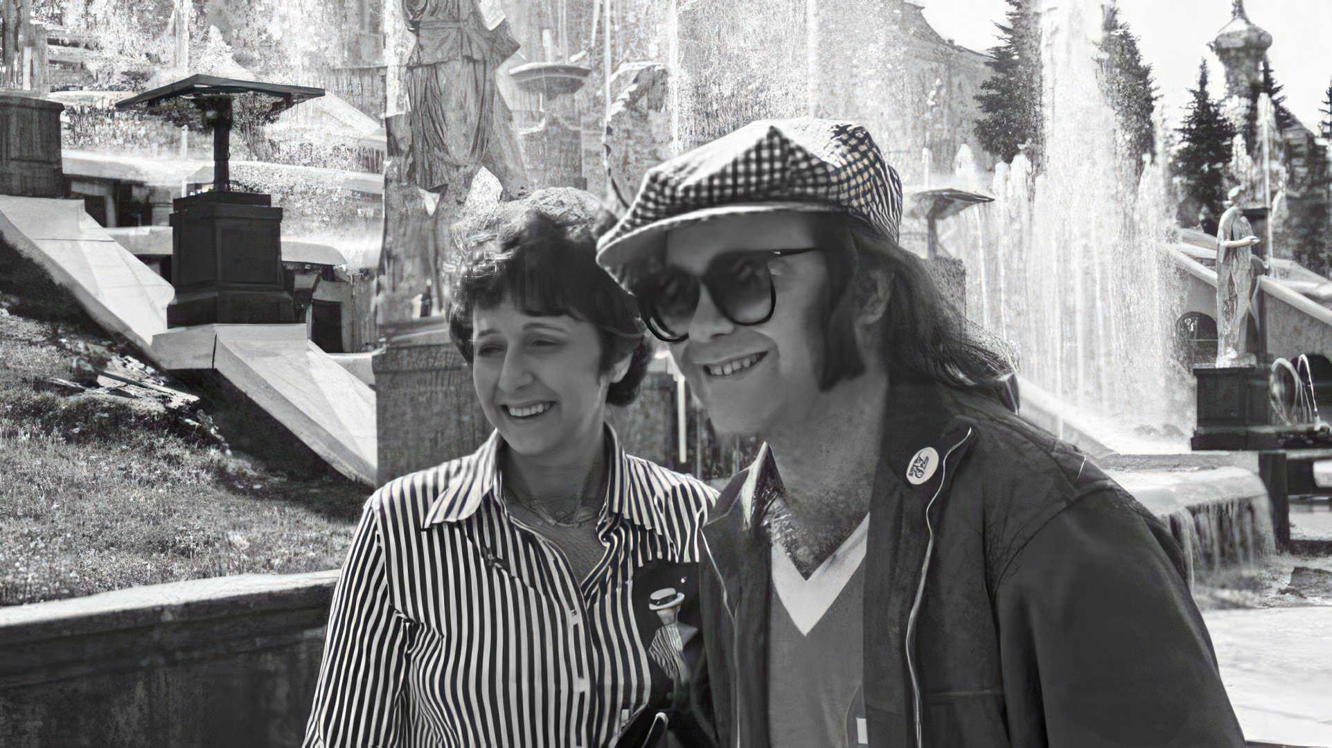 O músico com a mãe em Peterhof