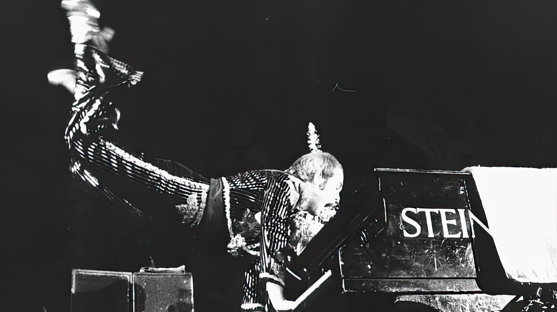 Fotografias da atuação de Elton no Troubadour
