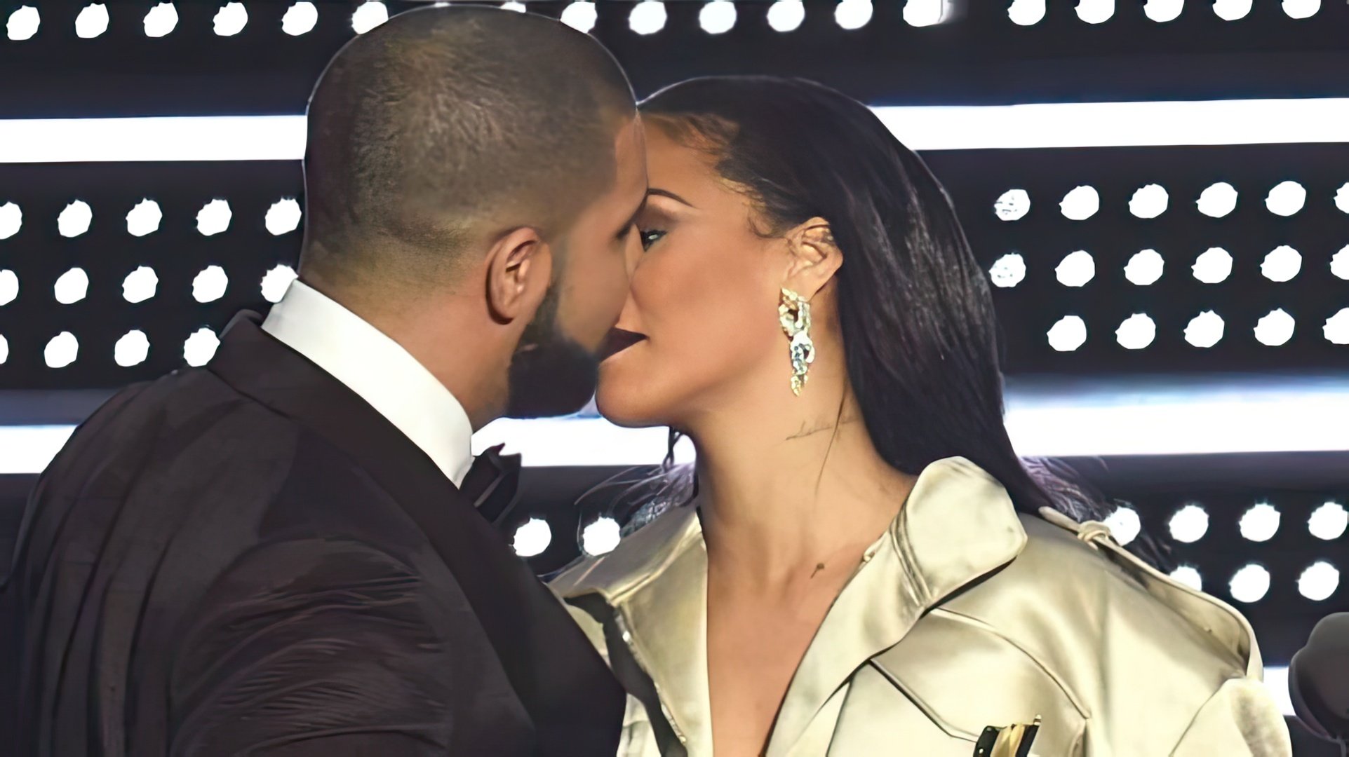 Drake beijou Rihanna nos MTV VMA 2016
