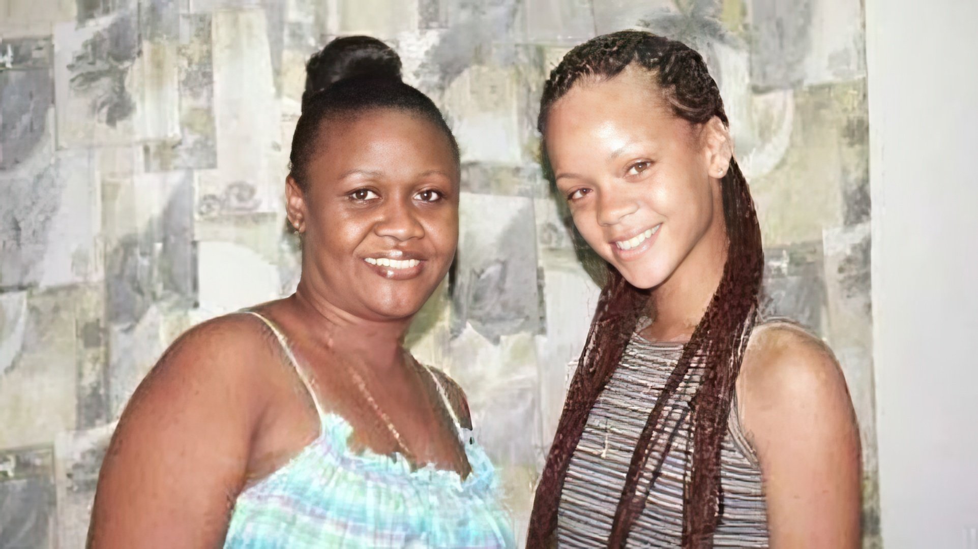 A partir dos 9 anos, Rihanna cresceu com a mãe e o irmão mais novo
