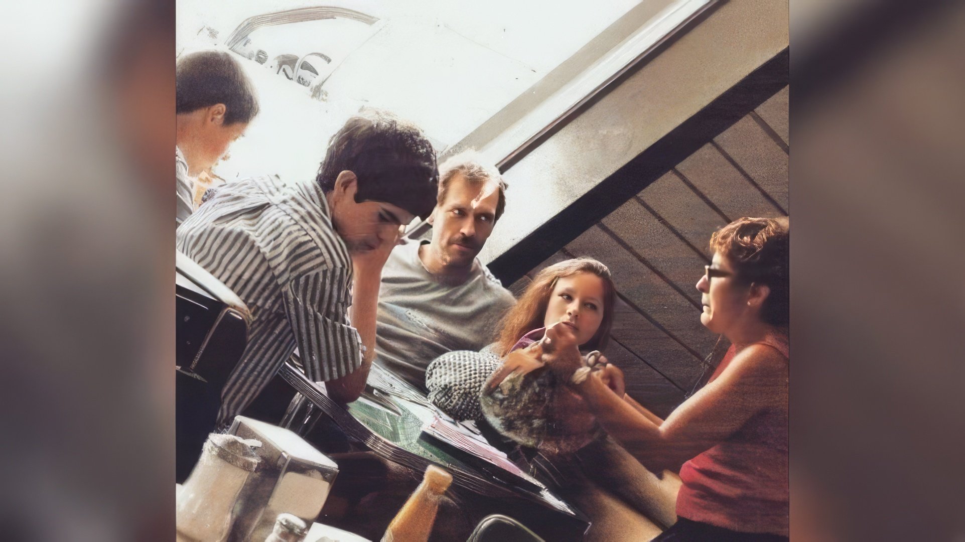 Hugh Laurie com a esposa e os filhos