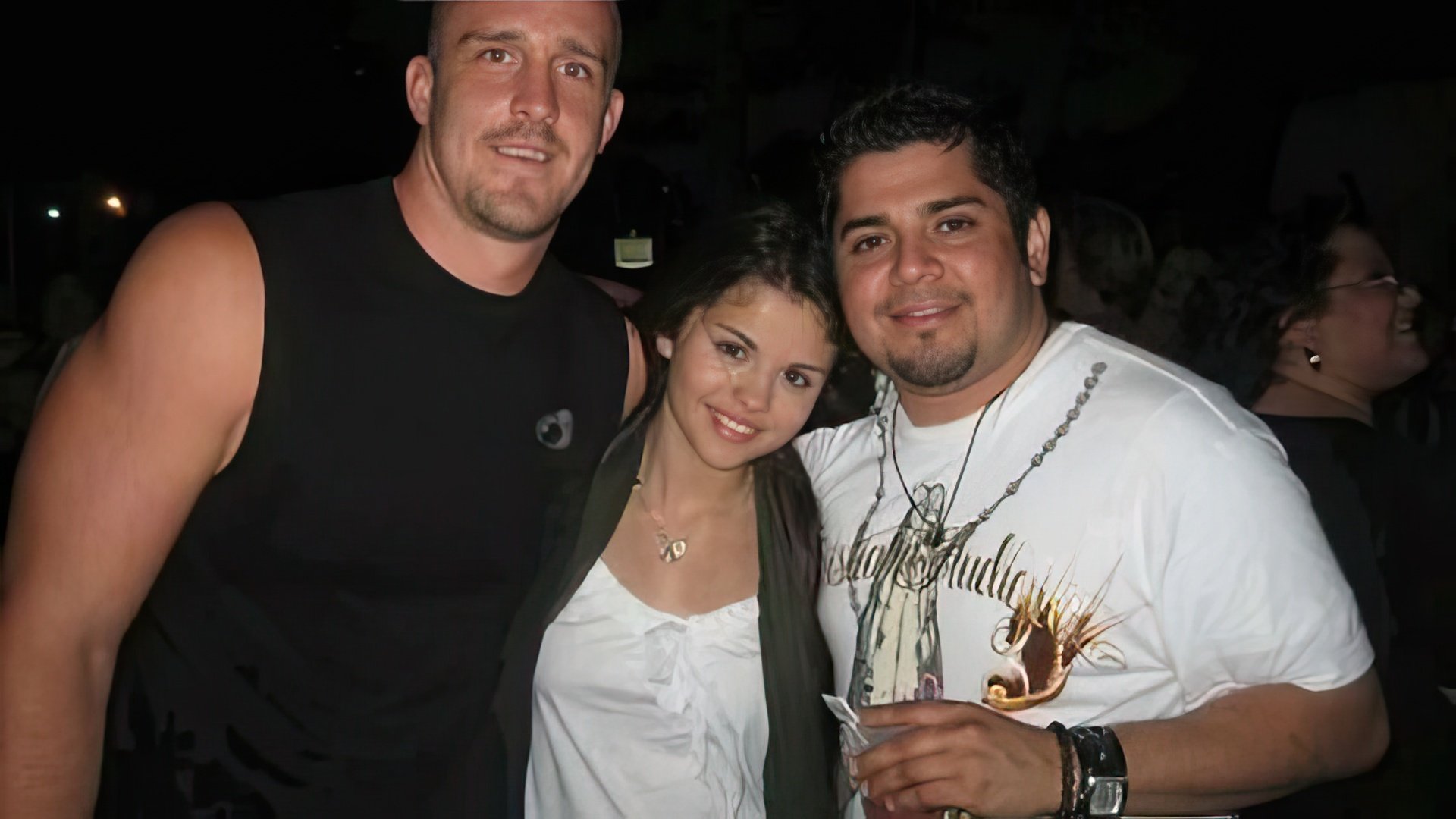 Selena Gomez com o pai (à direita) e padrasto (à esquerda)
