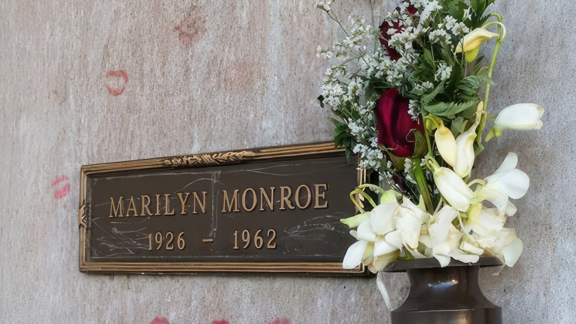 Marilyn Monroe está sepultada numa cripta no Cemitério de Westwood em Los Angeles