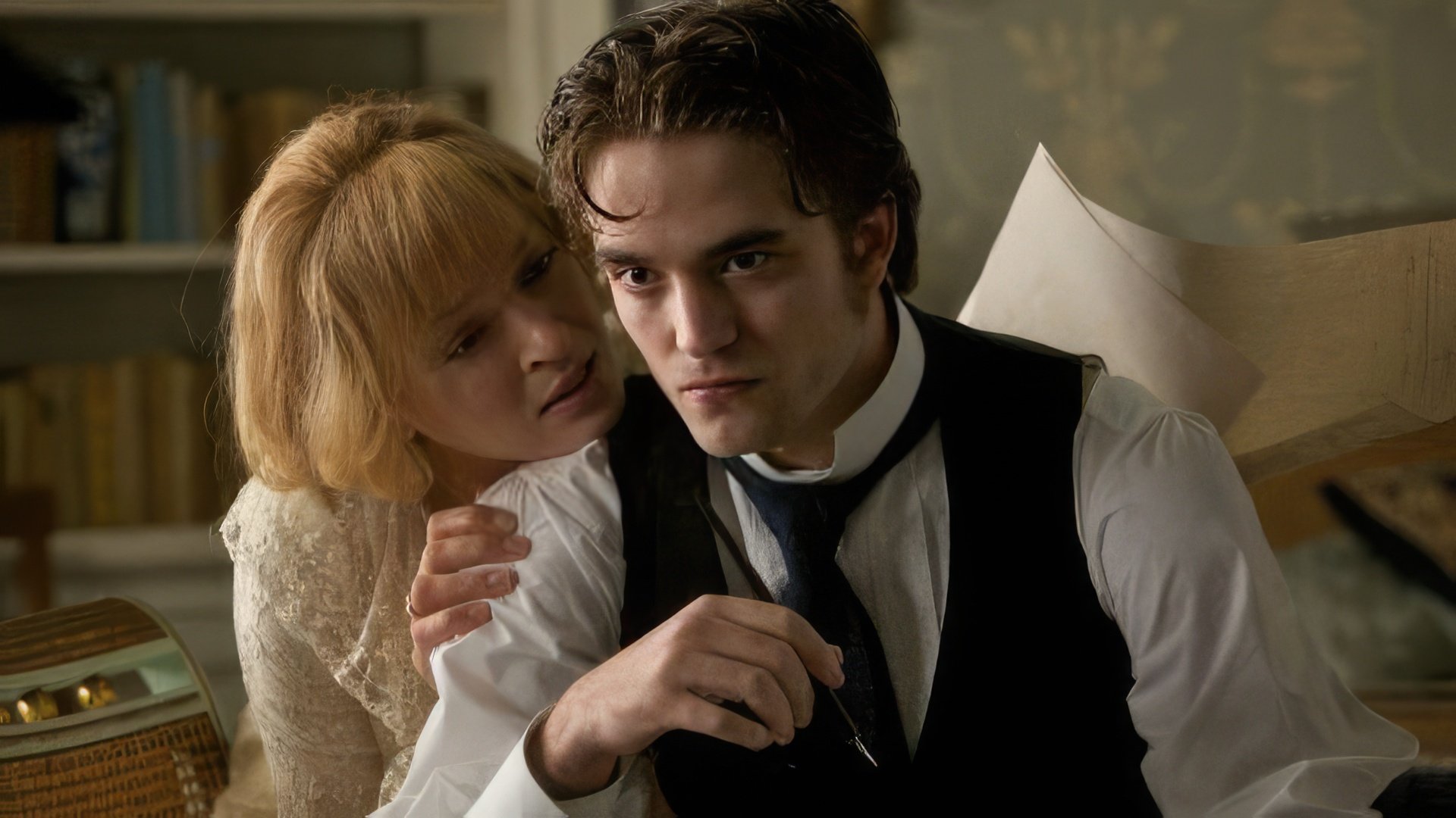 Robert Pattinson e Uma Thurman no filme "Bel Ami"