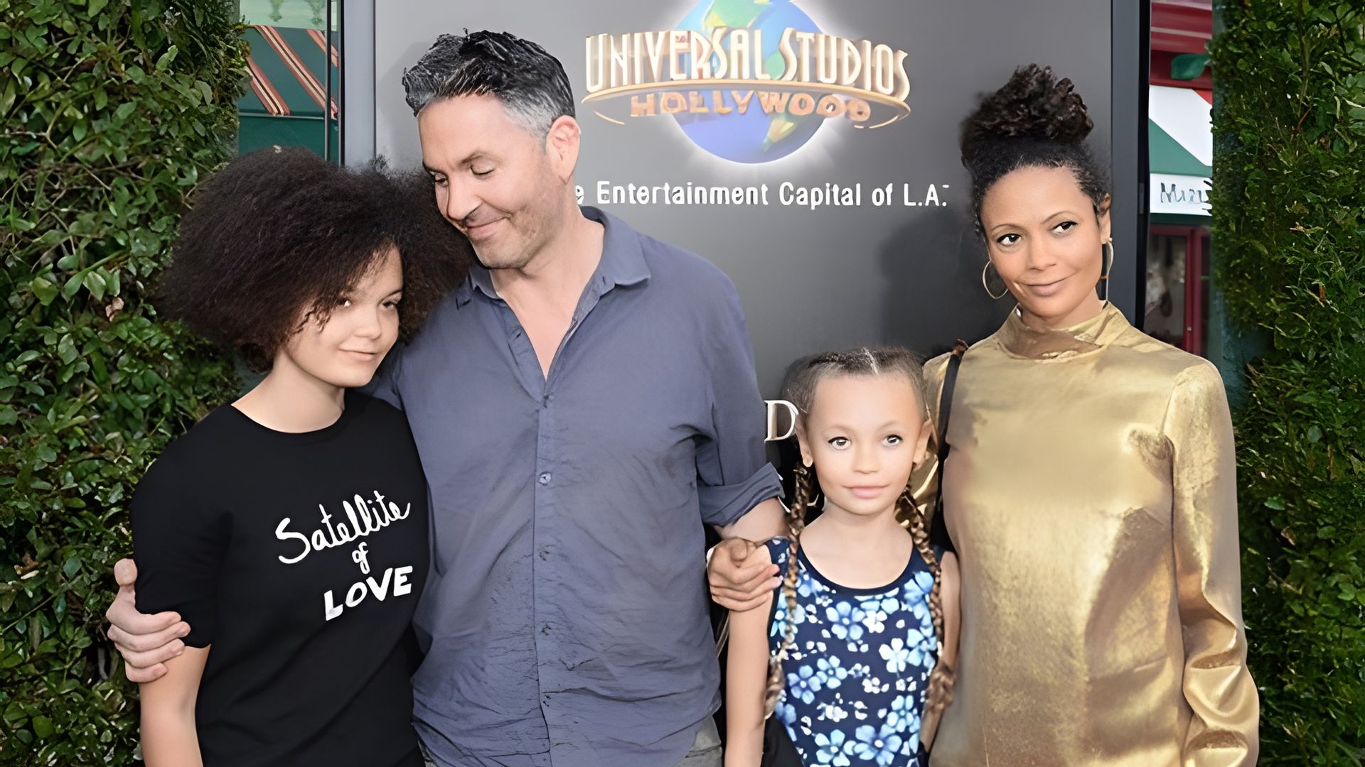 Thandiwe Newton com o marido e os filhos