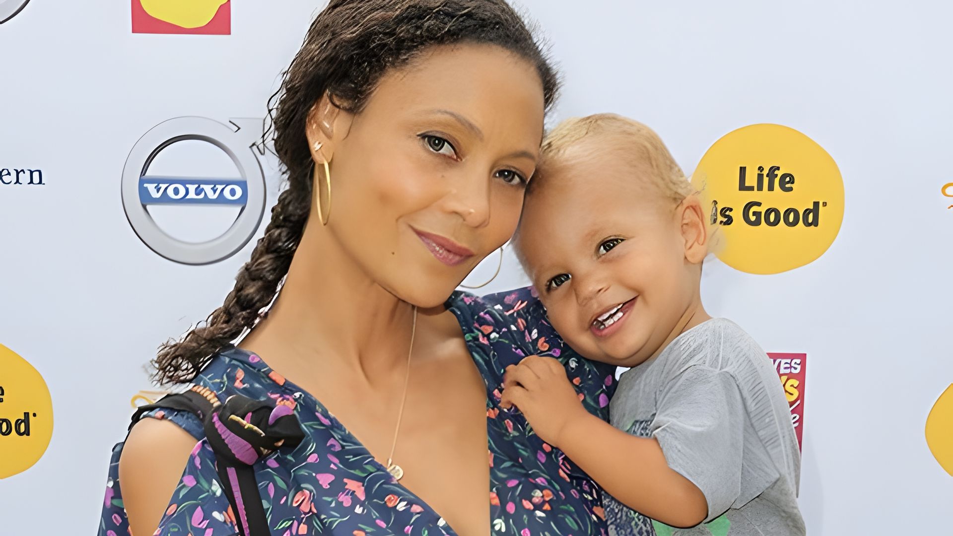 Thandiwe Newton com o filho