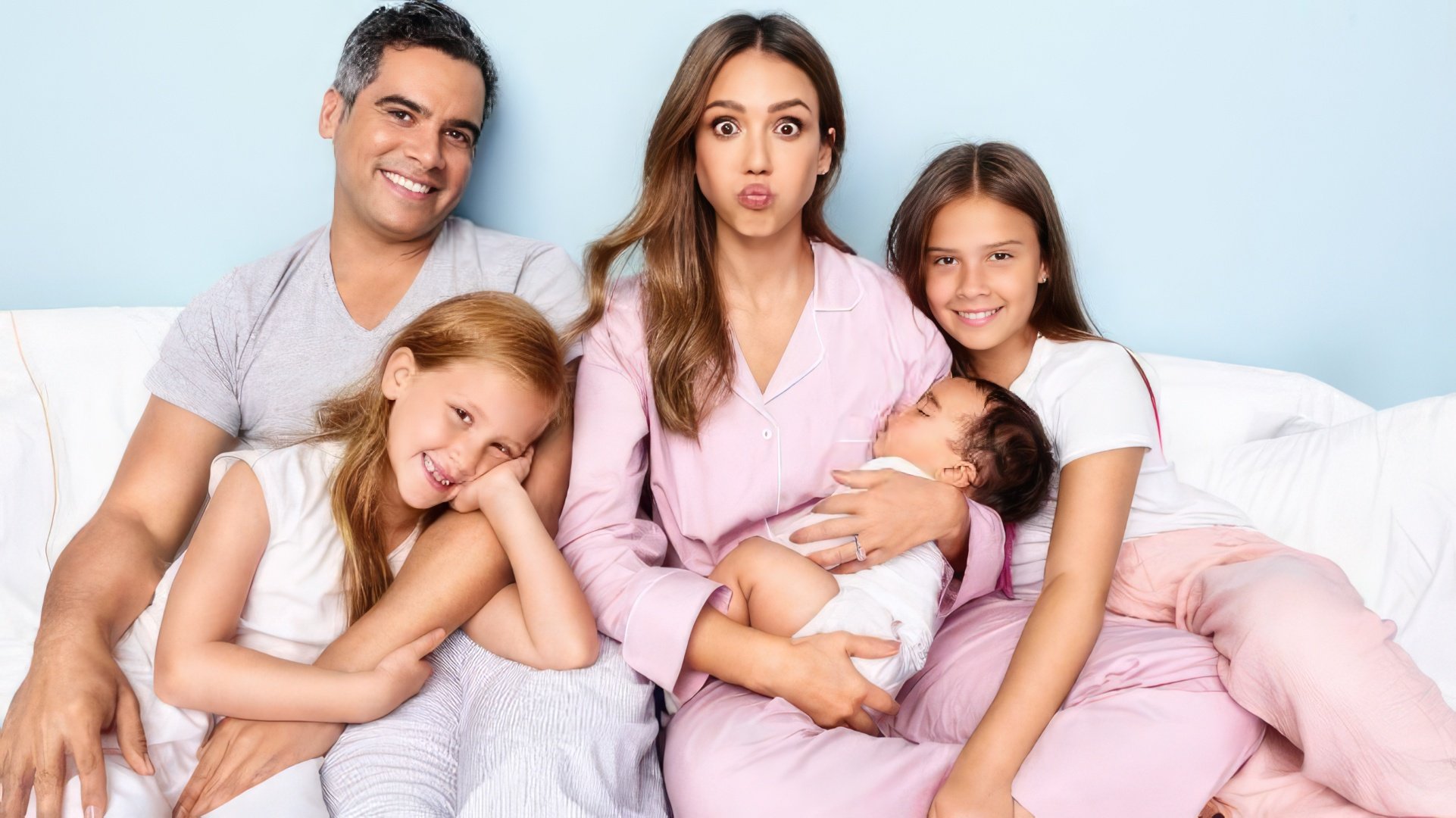 Jessica Alba com o ex-marido e filhos