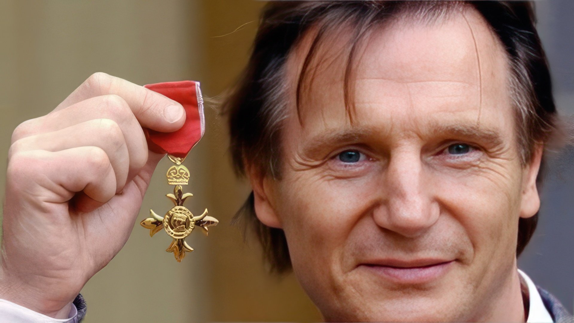 Liam Neeson condecorado com a Ordem do Império Britânico