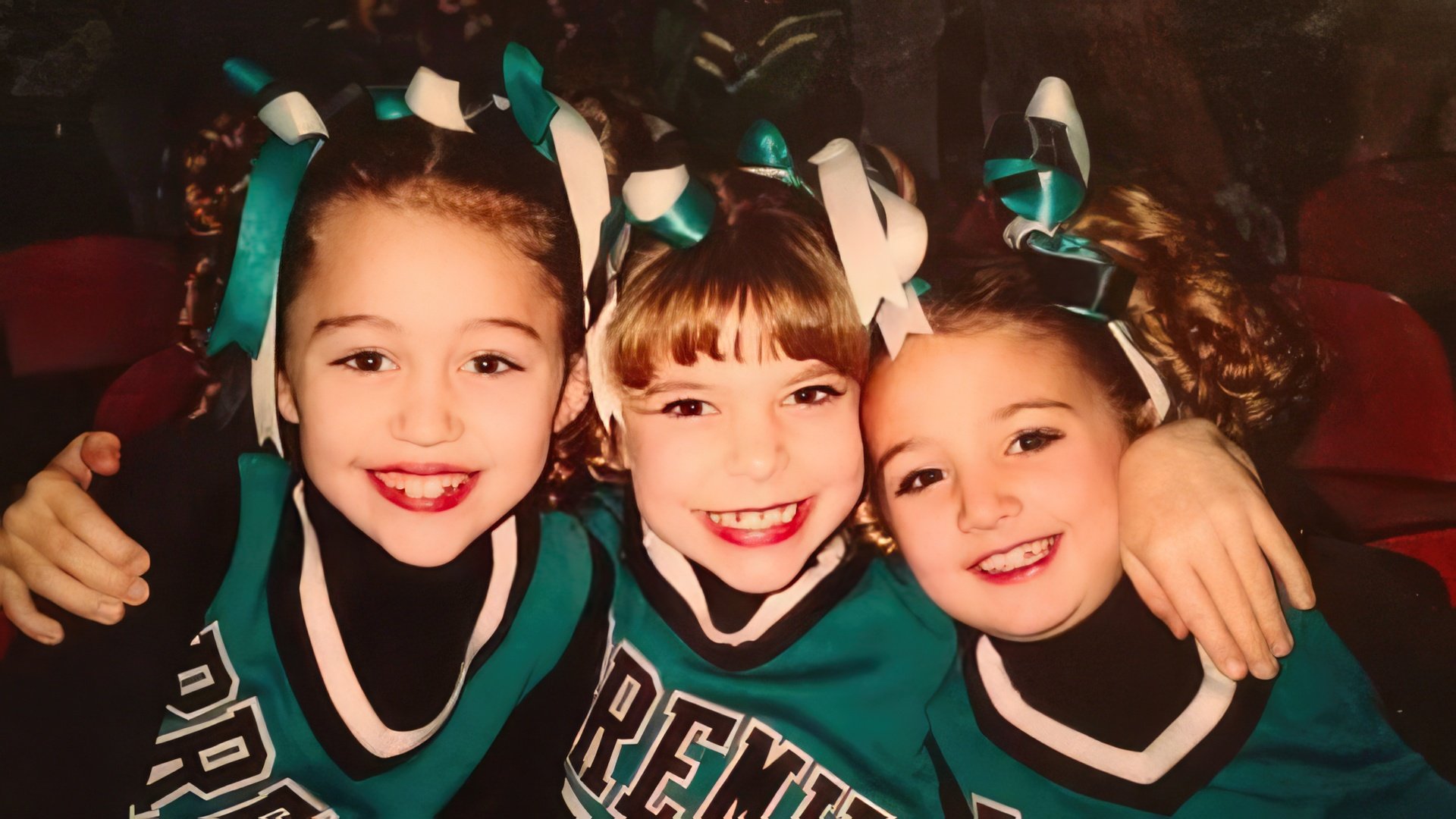 Miley Cyrus com as suas melhores amigas de infância