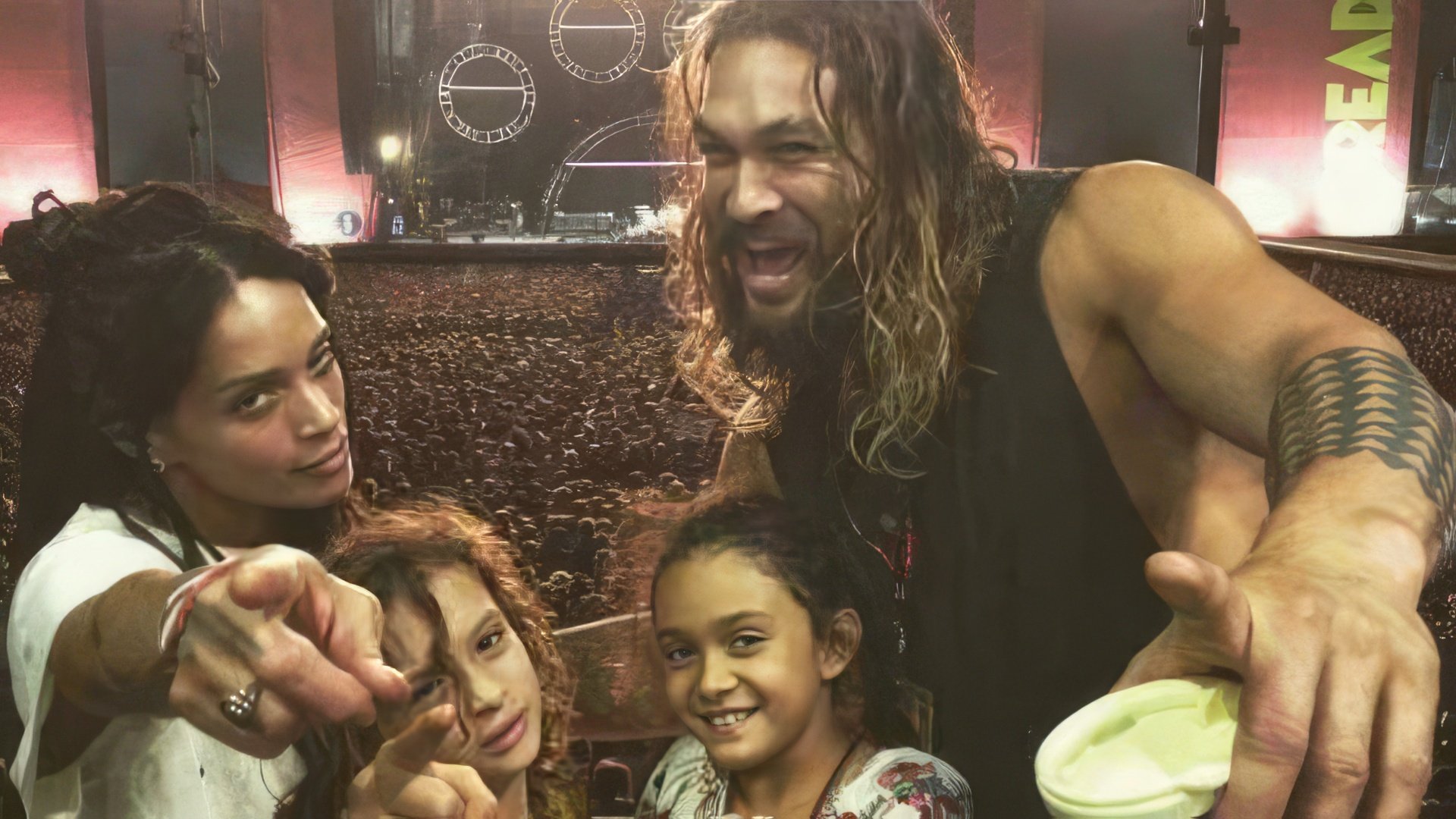 Jason Momoa com a mulher e os filhos