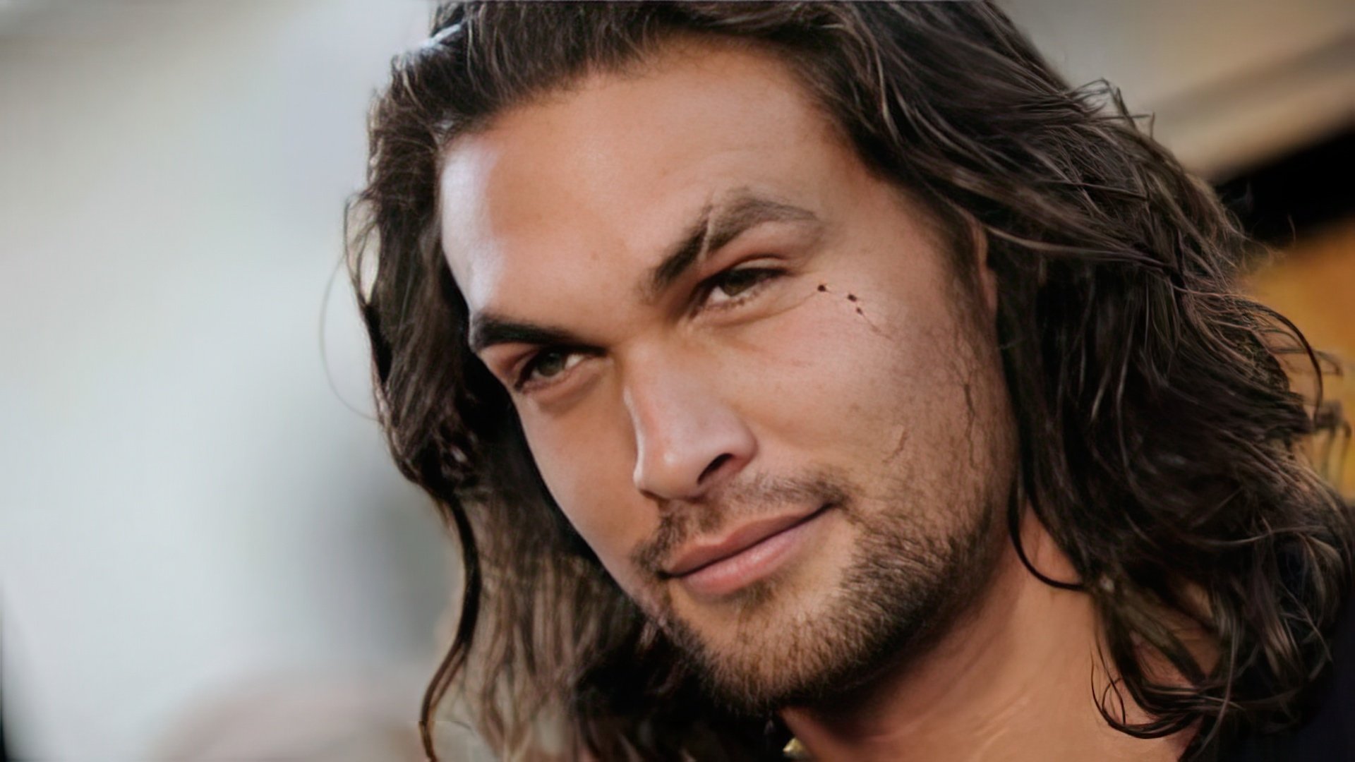 A cicatriz de Jason Momoa é tão famosa quanto a barba e o cabelo