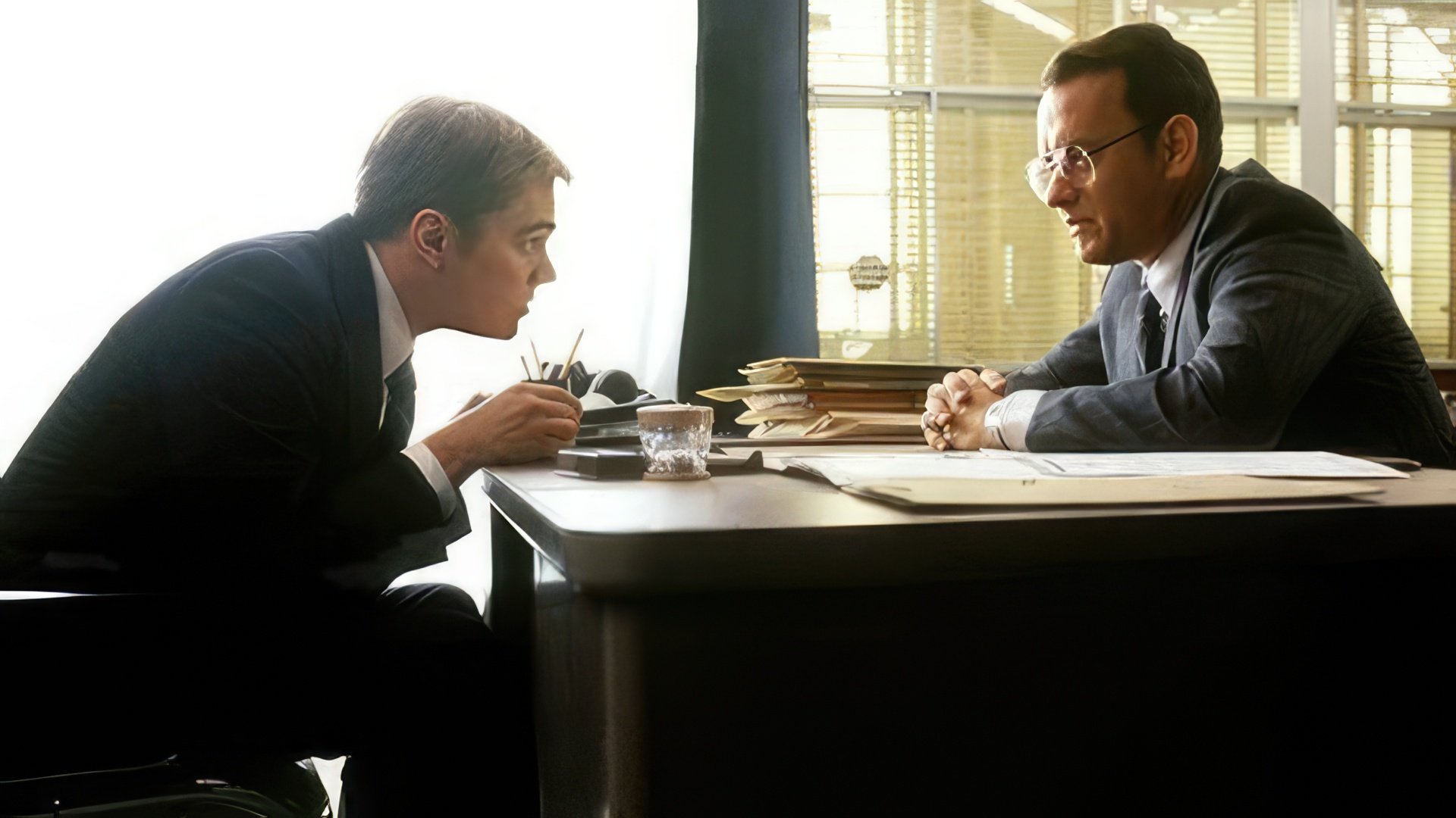Leonardo DiCaprio com Tom Hanks em "Catch Me If You Can"