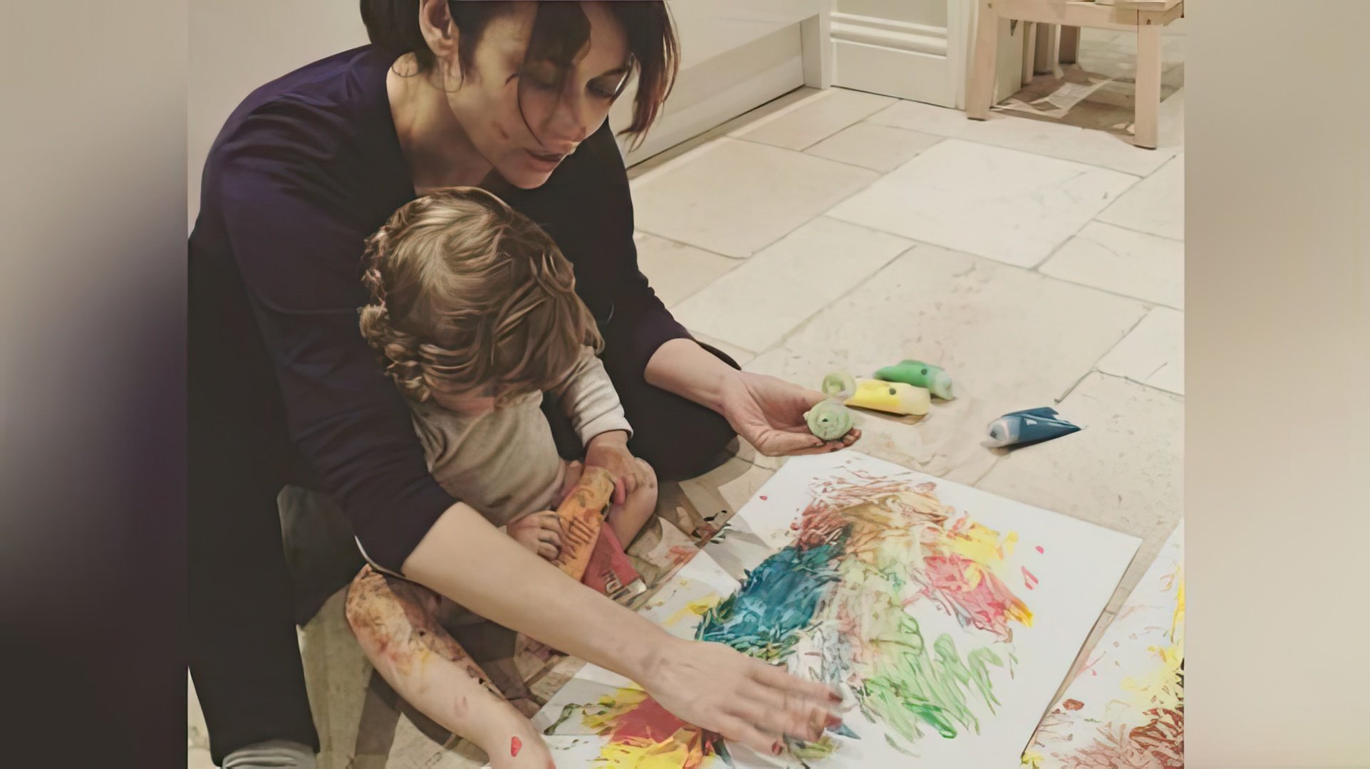 Olga Kurylenko não mostra o rosto do filho