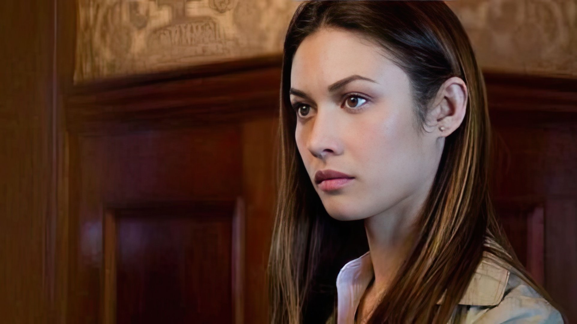 Olga Kurylenko no filme 'The Expatriate'