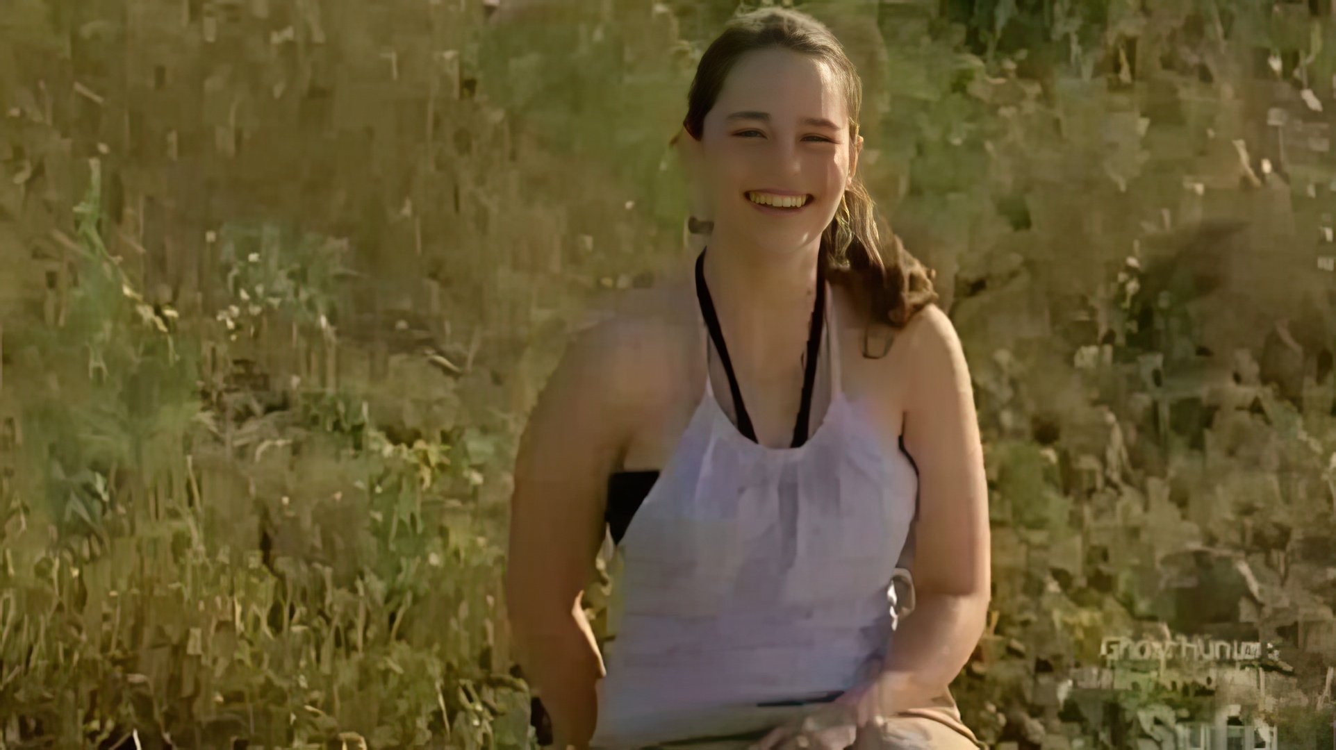 A jovem Emilia Clarke no set de "Triassic Attack"