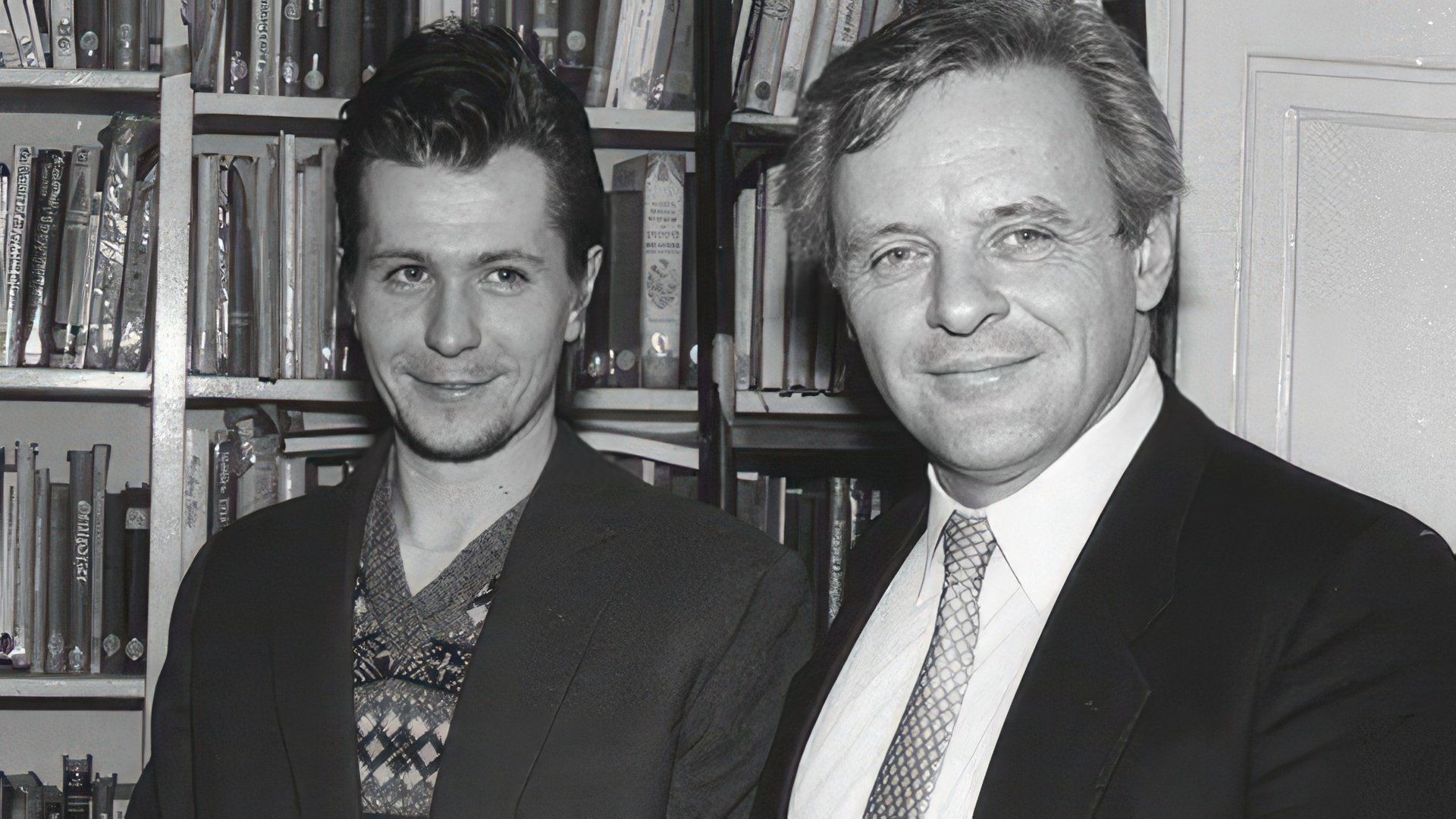Gary Oldman jovem e Anthony Hopkins