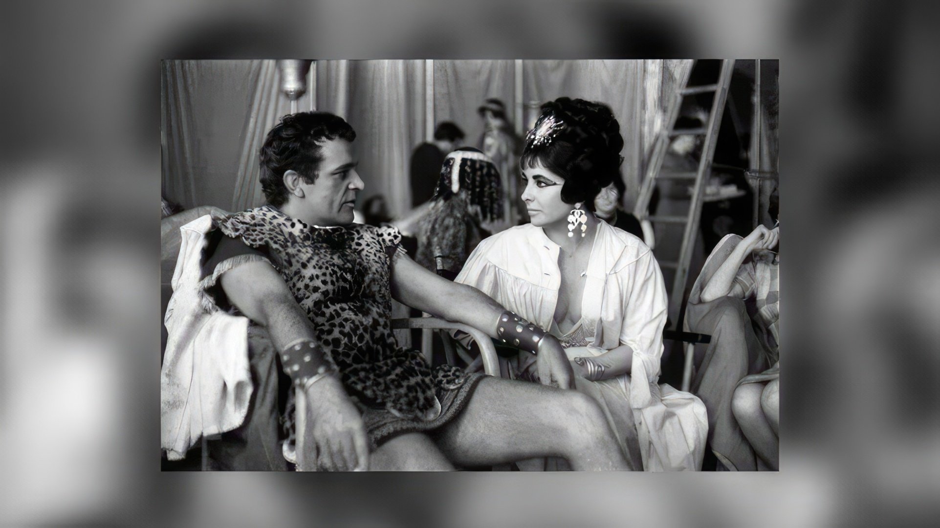 Elizabeth Taylor e Richard Burton no set de 'Cleopatra'