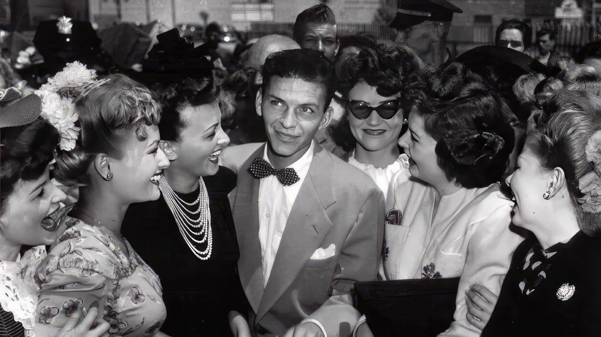 Frank Sinatra com fãs femininas