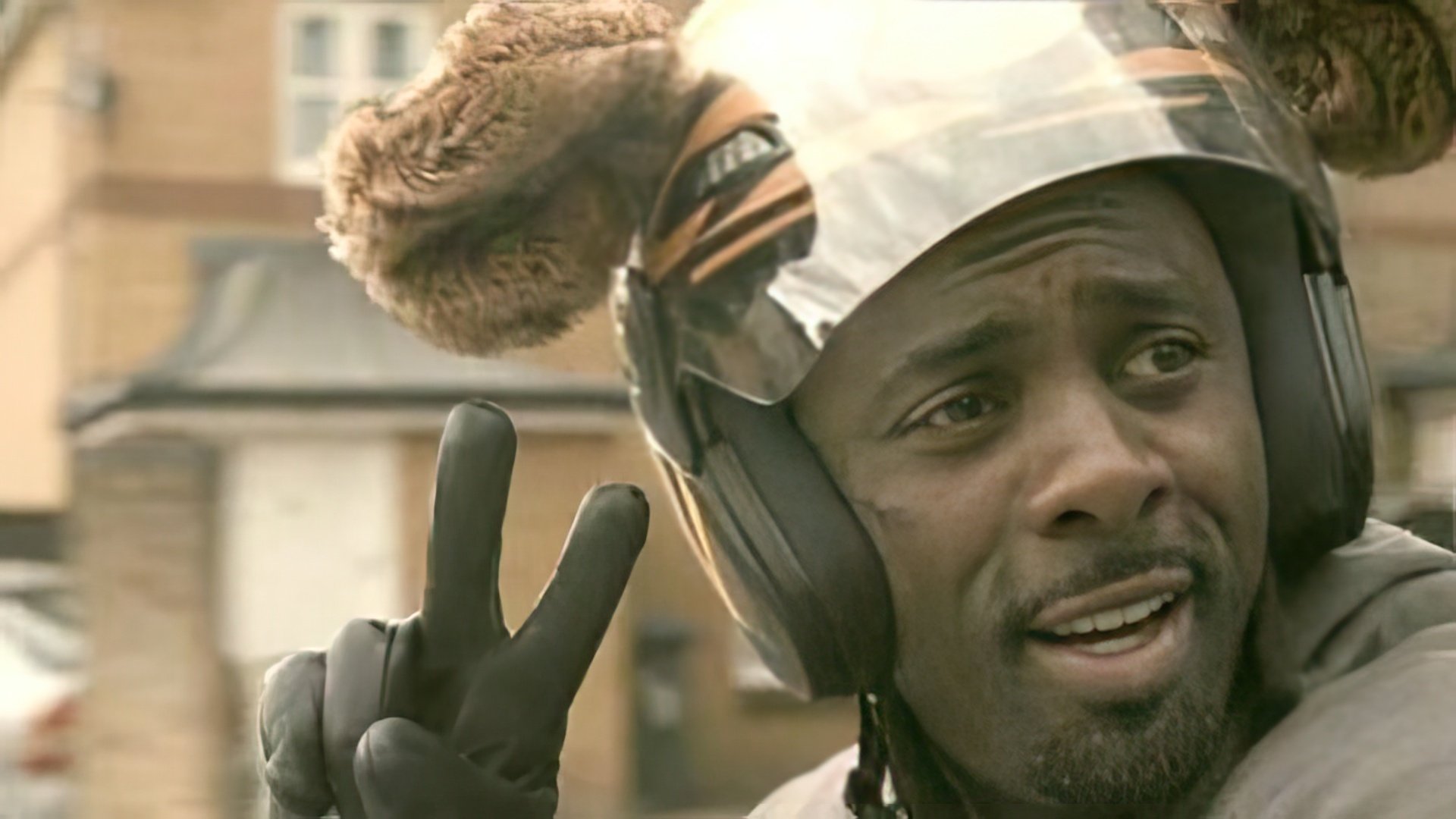 Idris Elba como o gangster Mumbles