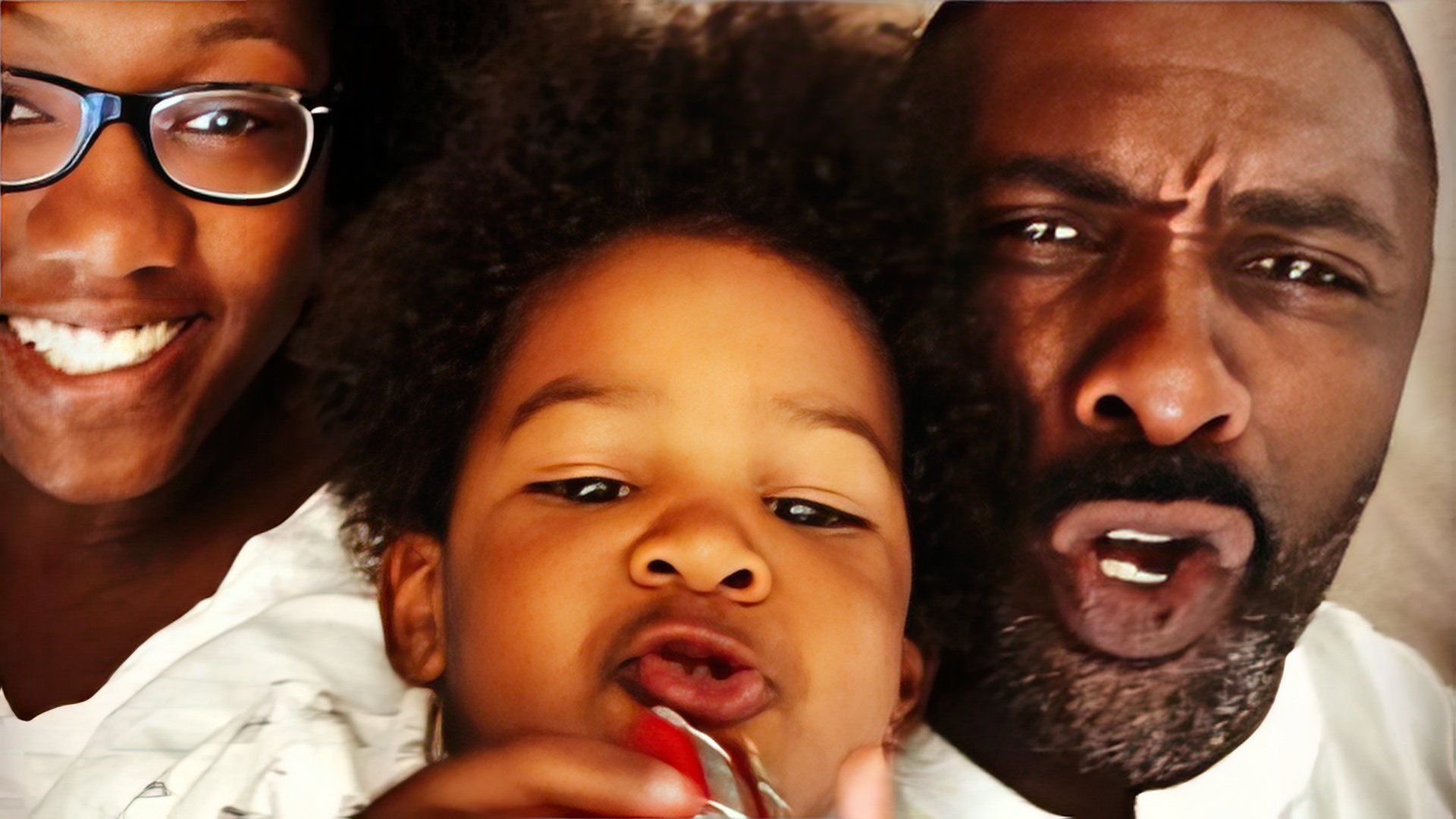 Idris Elba com o filho Winston e a ex-companheira Naiyana