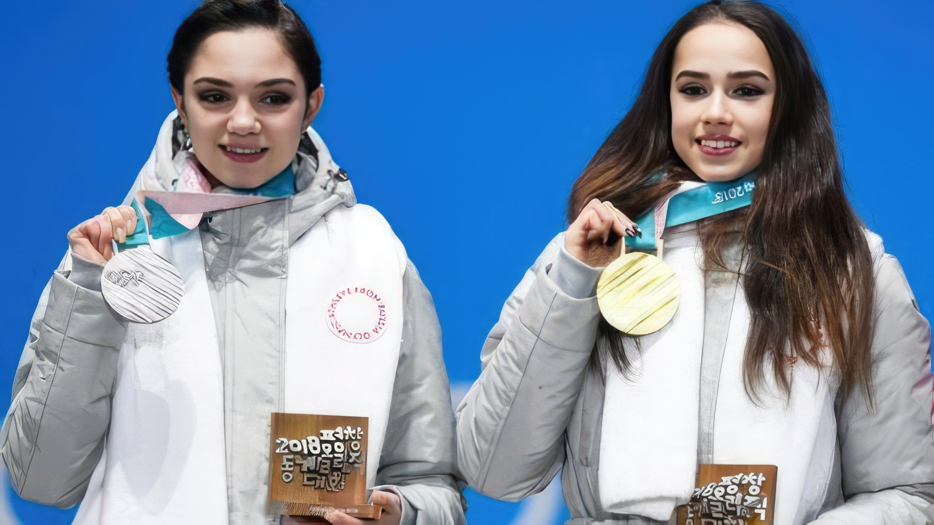 Evgenia Medvedeva e Alina Zagitova na cerimónia de entrega de medalhas dos Jogos Olímpicos de 2018