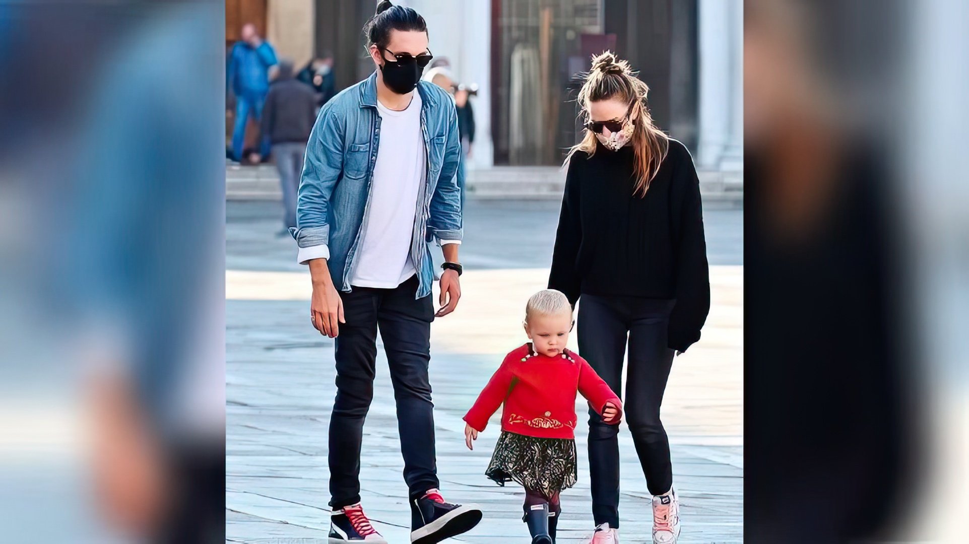Rebecca Ferguson com o marido e a filha (2020)