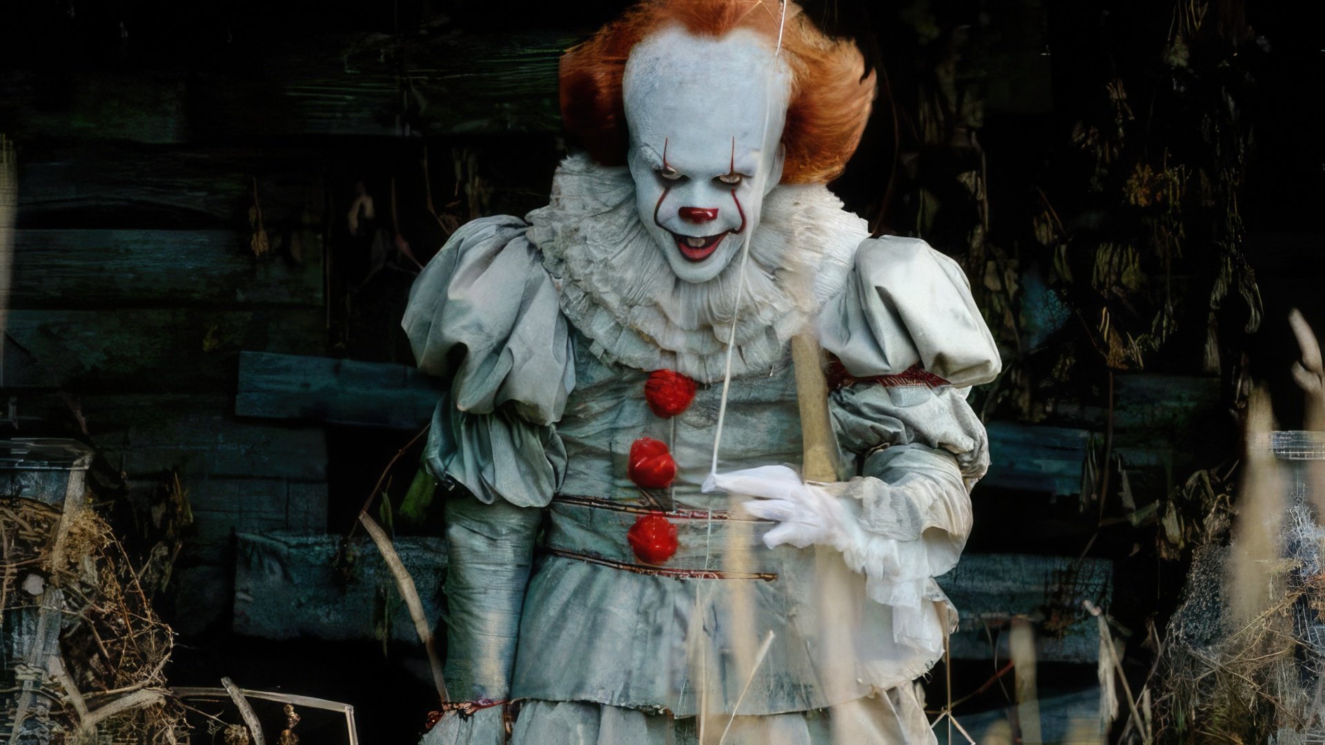 Bill Skarsgård como Pennywise, o Palhaço