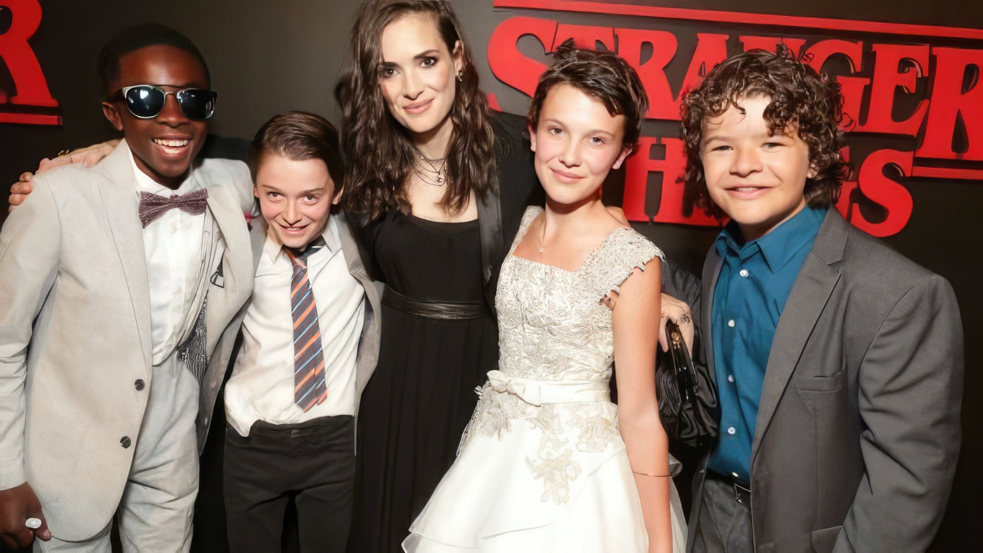 Millie Bobby Brown com colegas no set da série