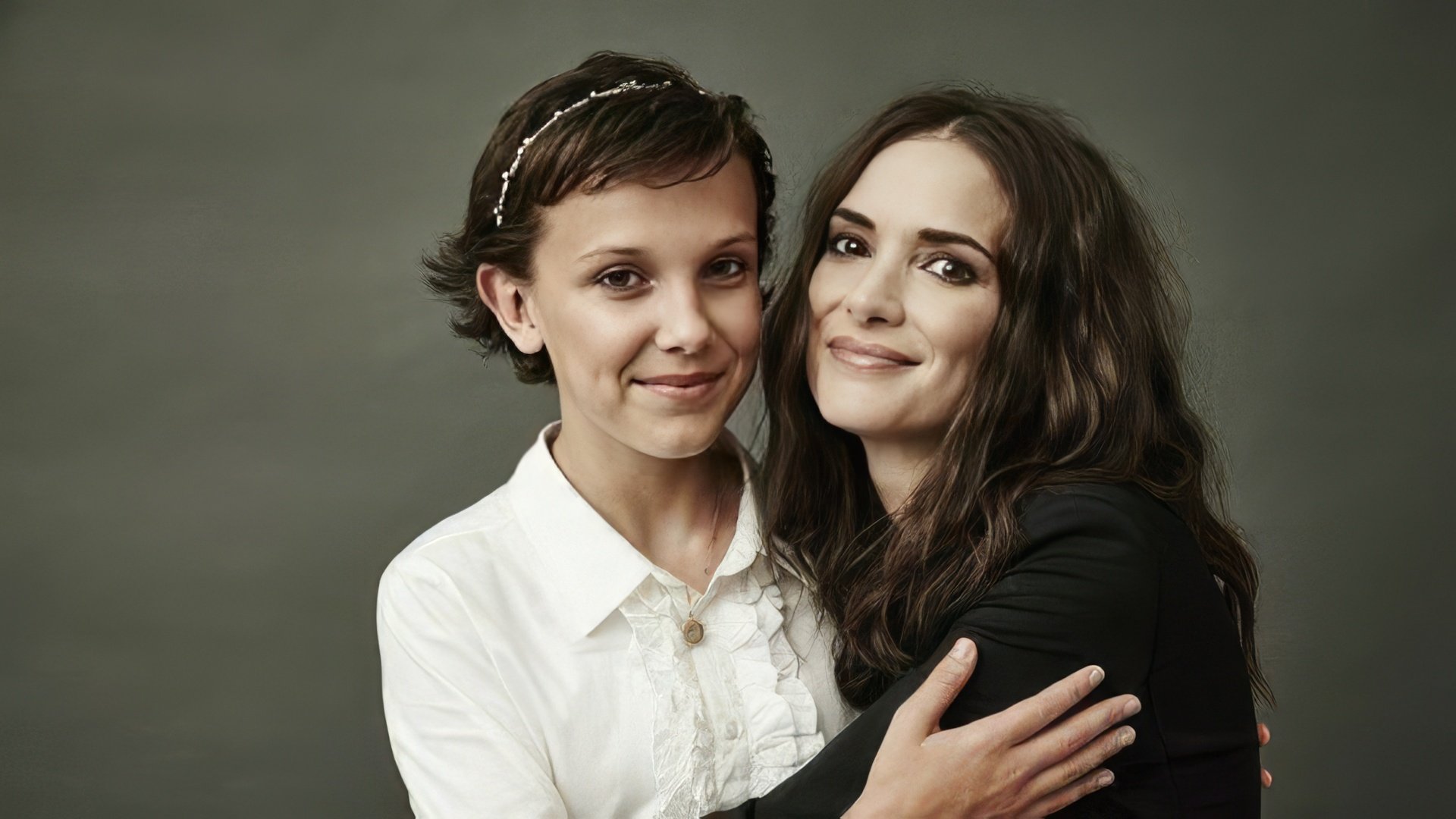 Na imagem: Millie Bobby Brown e Winona Ryder