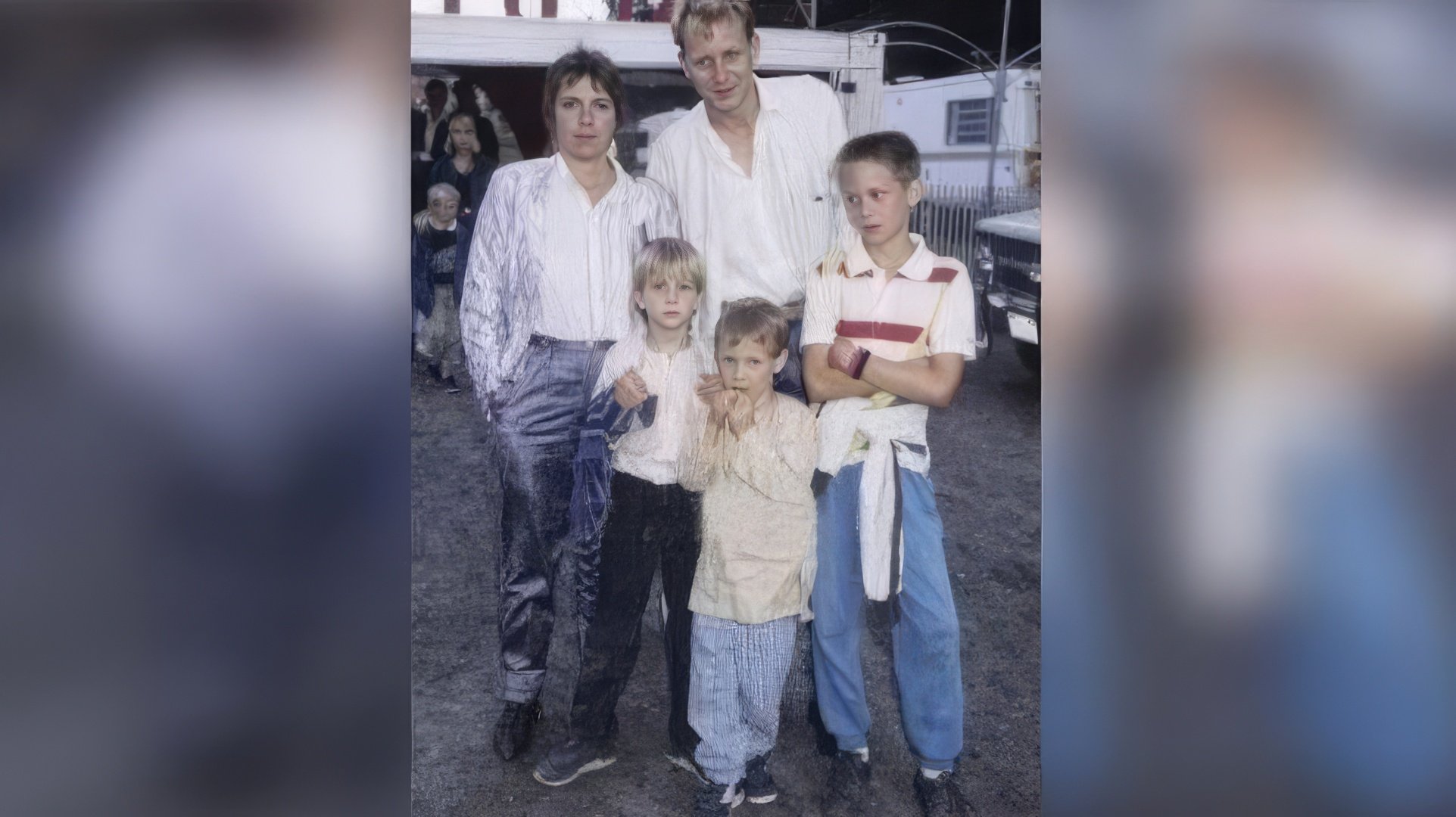 Stellan Skarsgård com os seus filhos e esposa